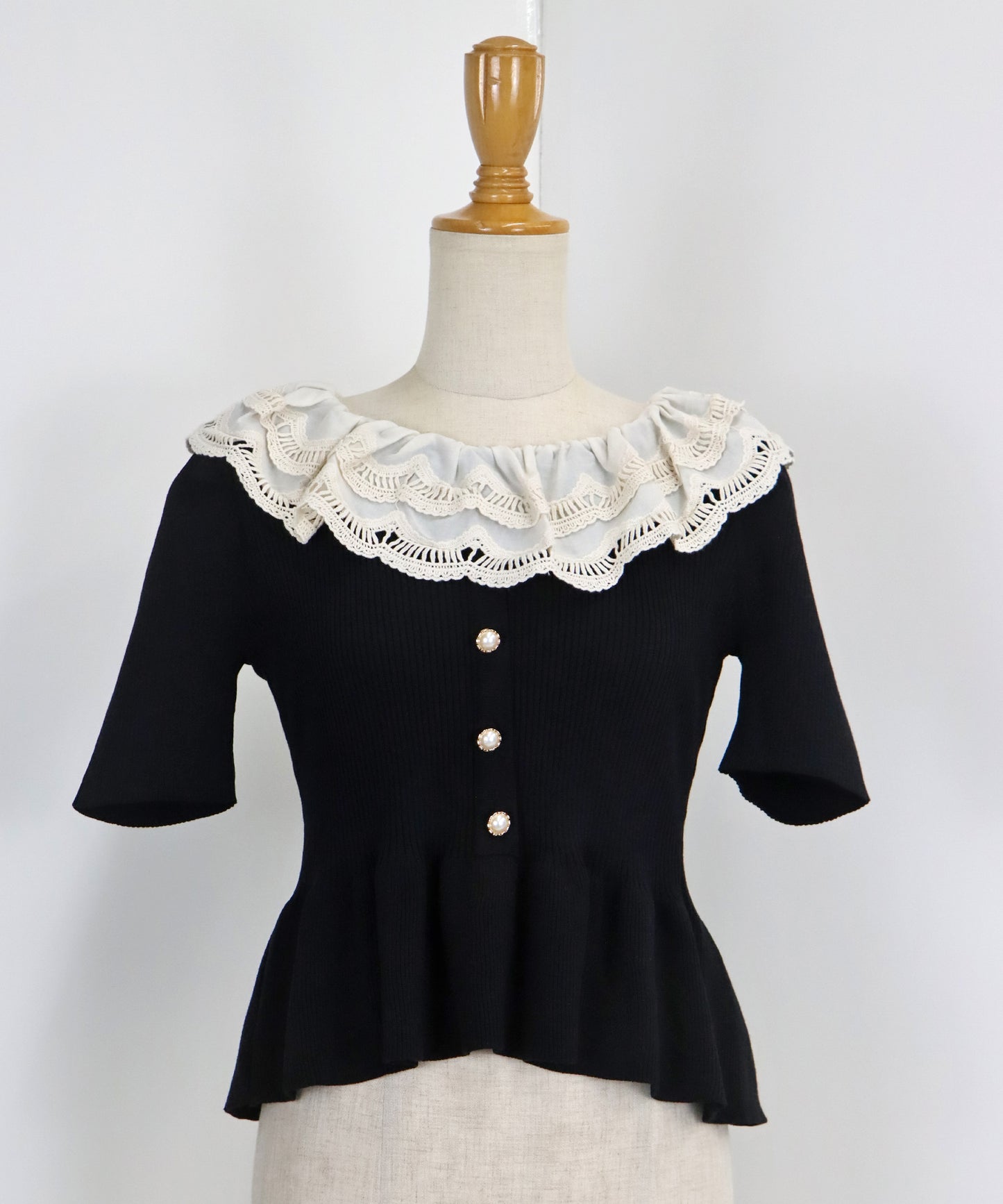 【TIME SALE】エンブロイダリーレース半袖ペプラムニット