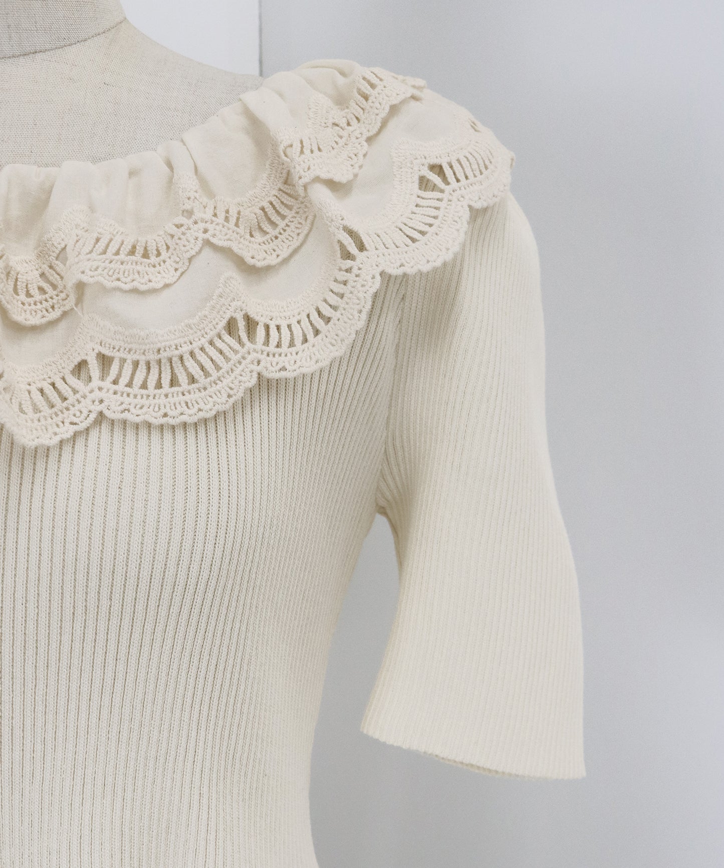 【TIME SALE】エンブロイダリーレース半袖ペプラムニット