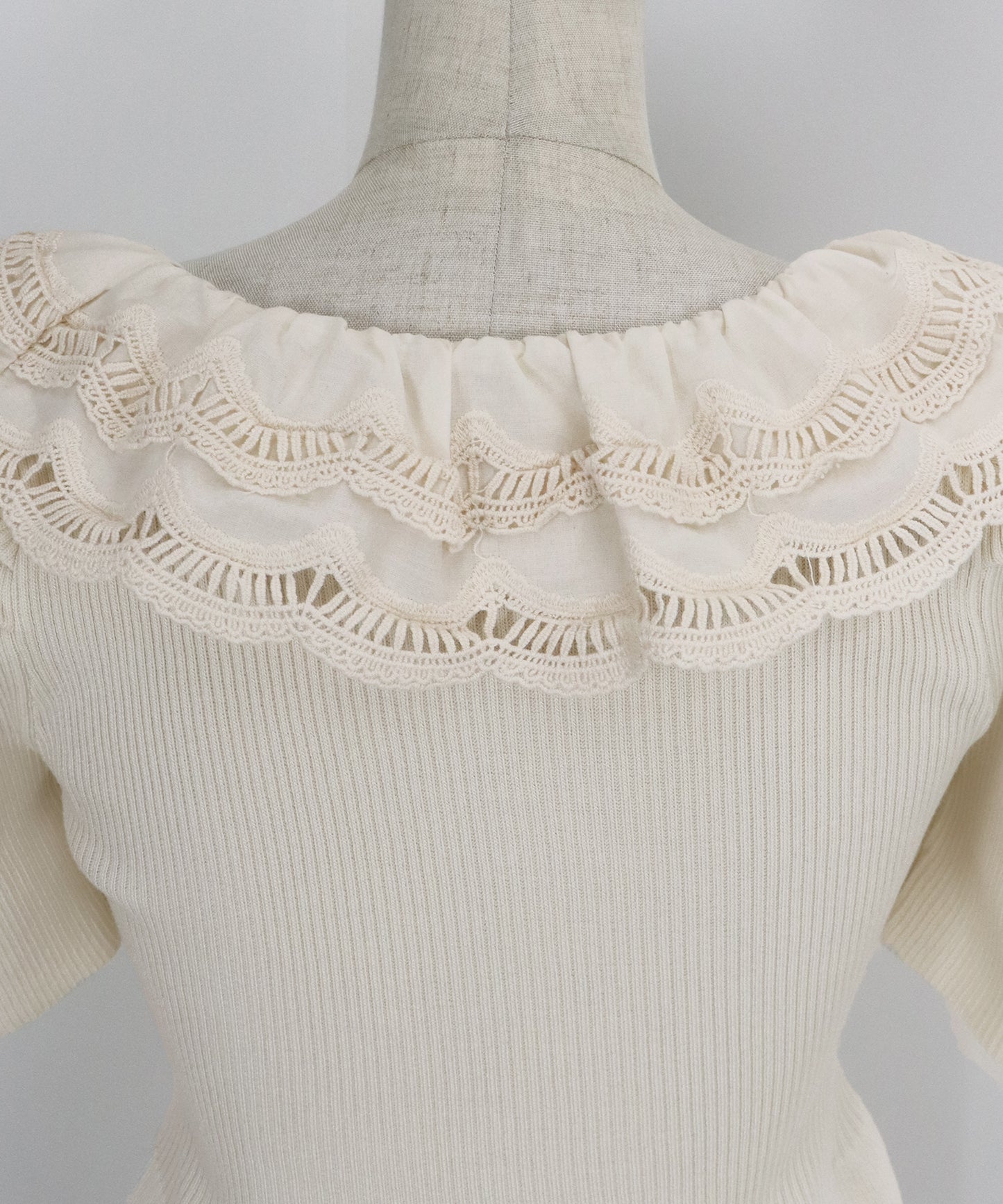 【TIME SALE】エンブロイダリーレース半袖ペプラムニット