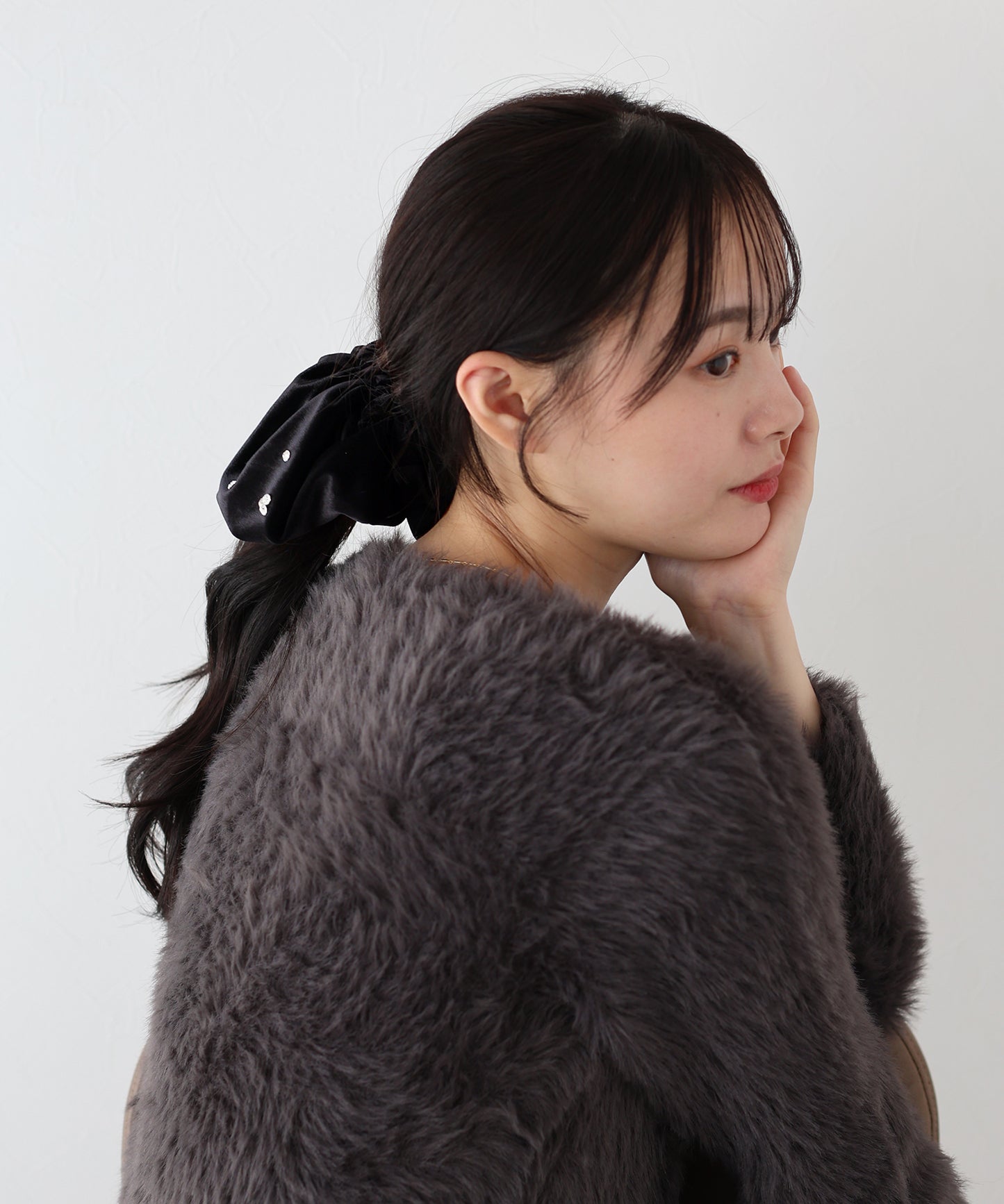 ビジューフリルベロアシュシュ