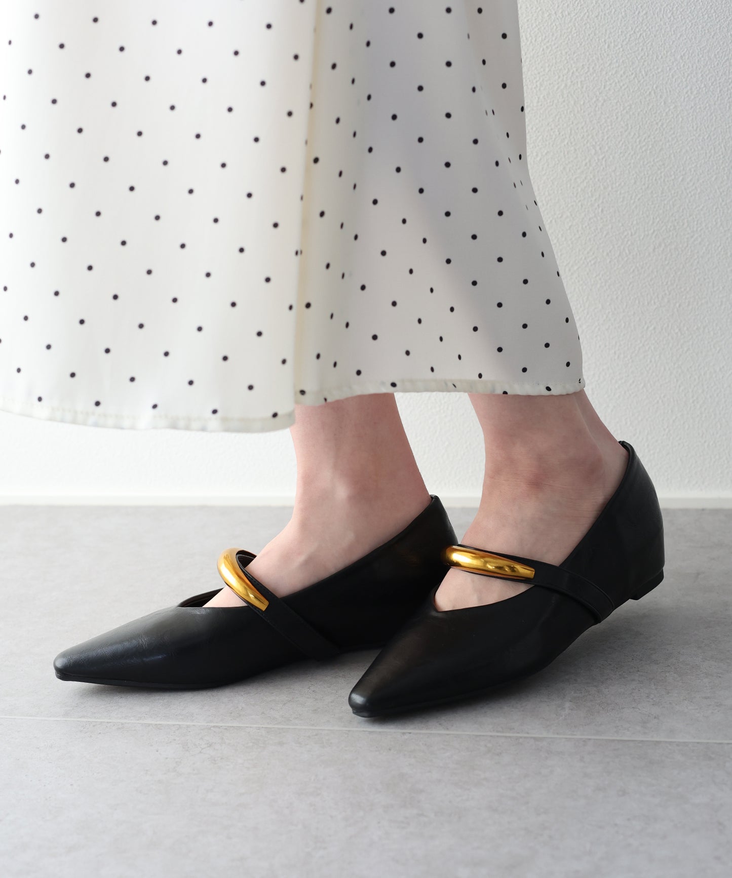 ゴールドモチーフパンプス