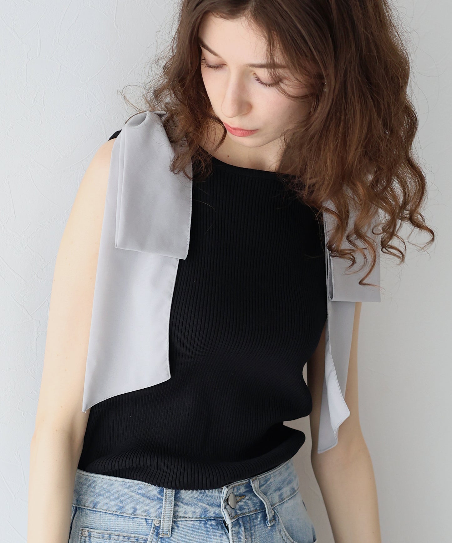 【SALE】ショルダーリボンノースリリブニット