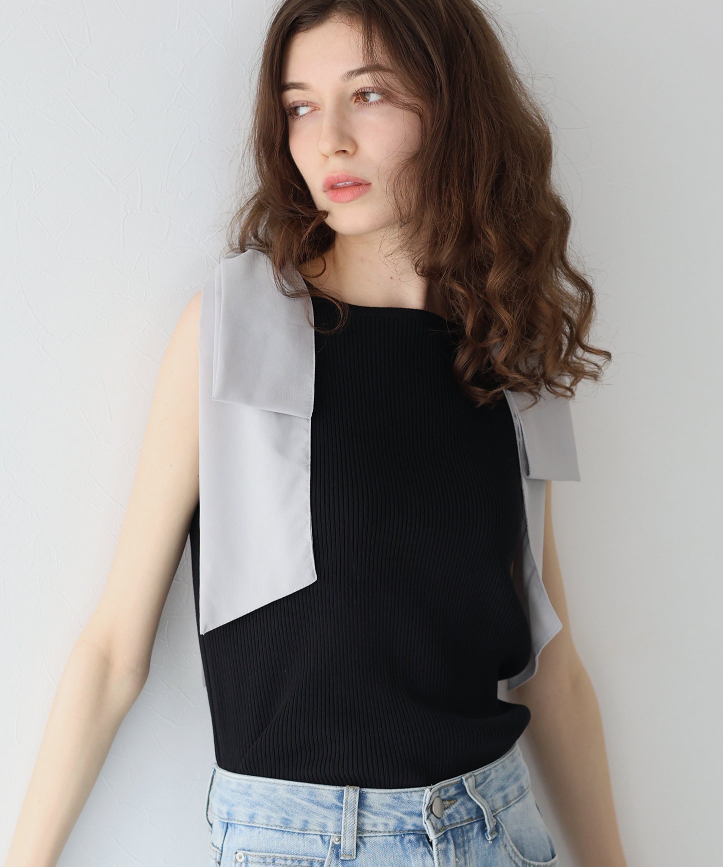 【SALE】ショルダーリボンノースリリブニット