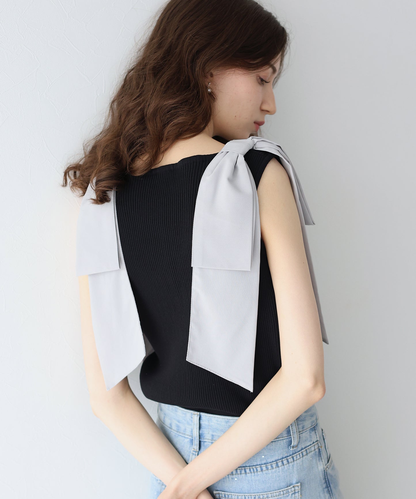 【SALE】ショルダーリボンノースリリブニット