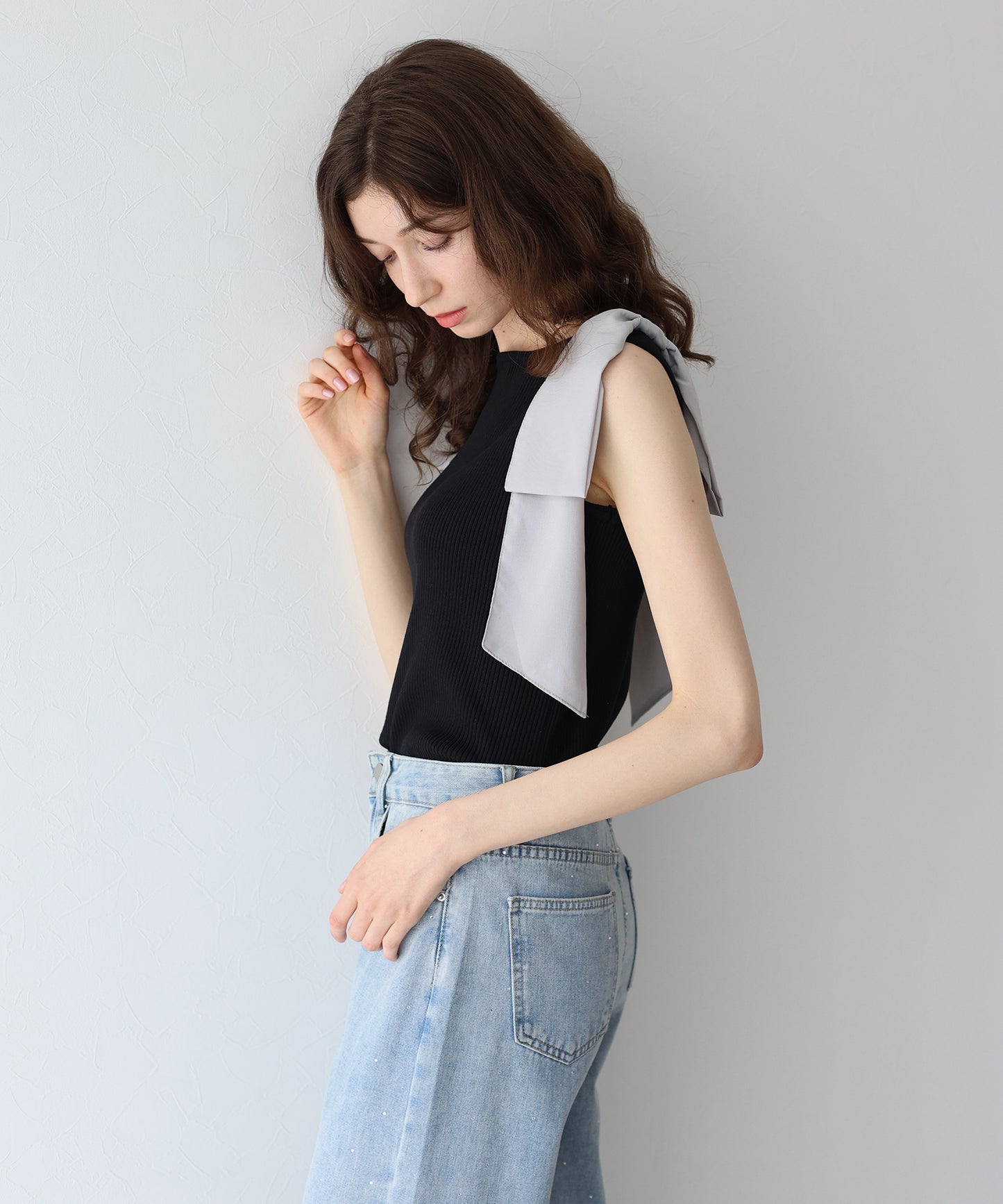 【SALE】ショルダーリボンノースリリブニット