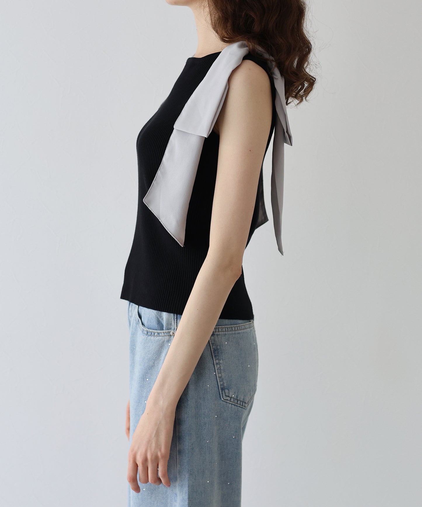 【SALE】ショルダーリボンノースリリブニット