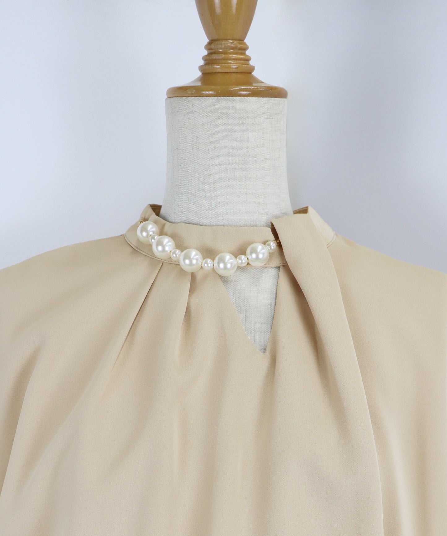 【SALE】パール付きスタンドカラーワンピース