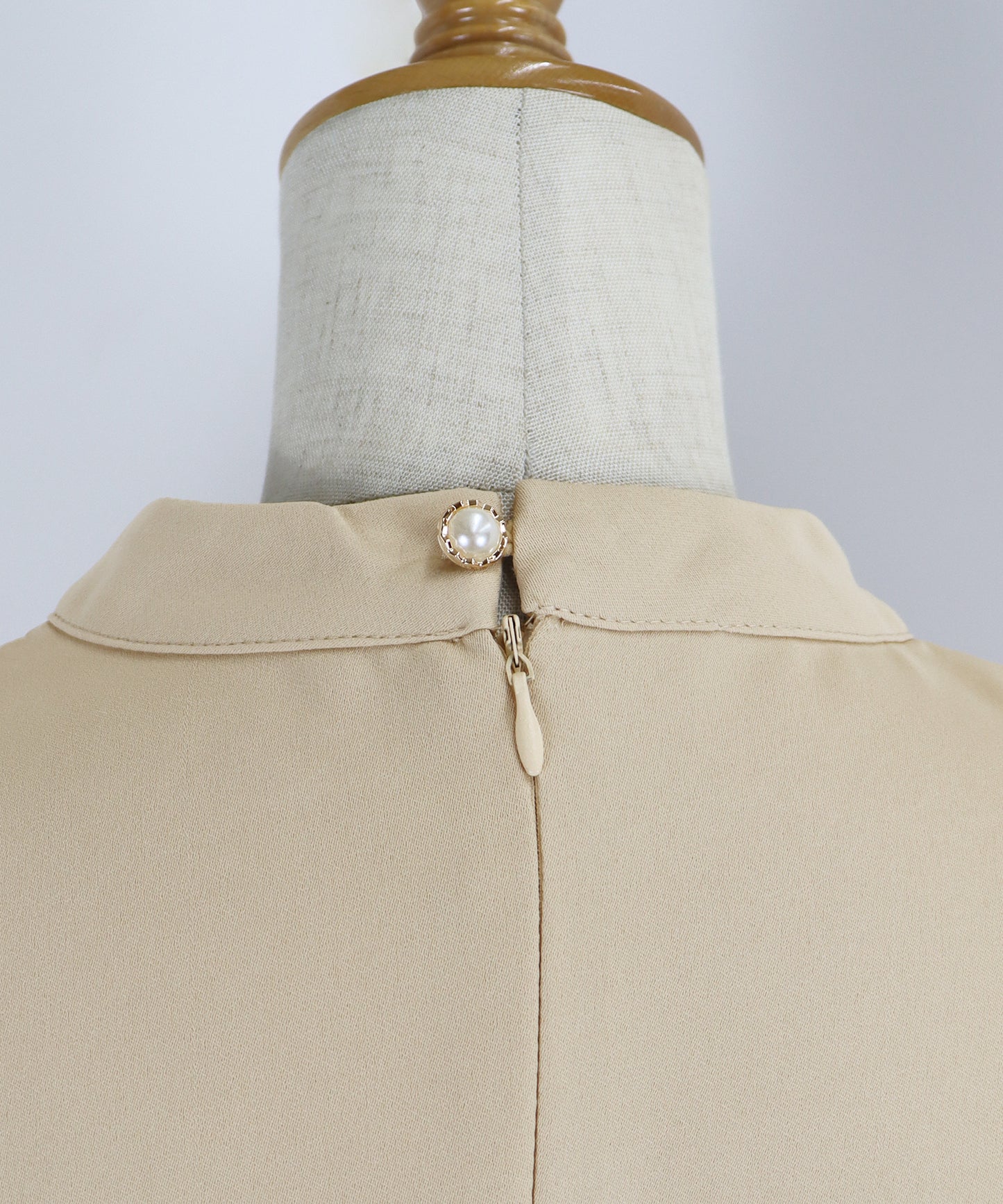 【SALE】パール付きスタンドカラーワンピース