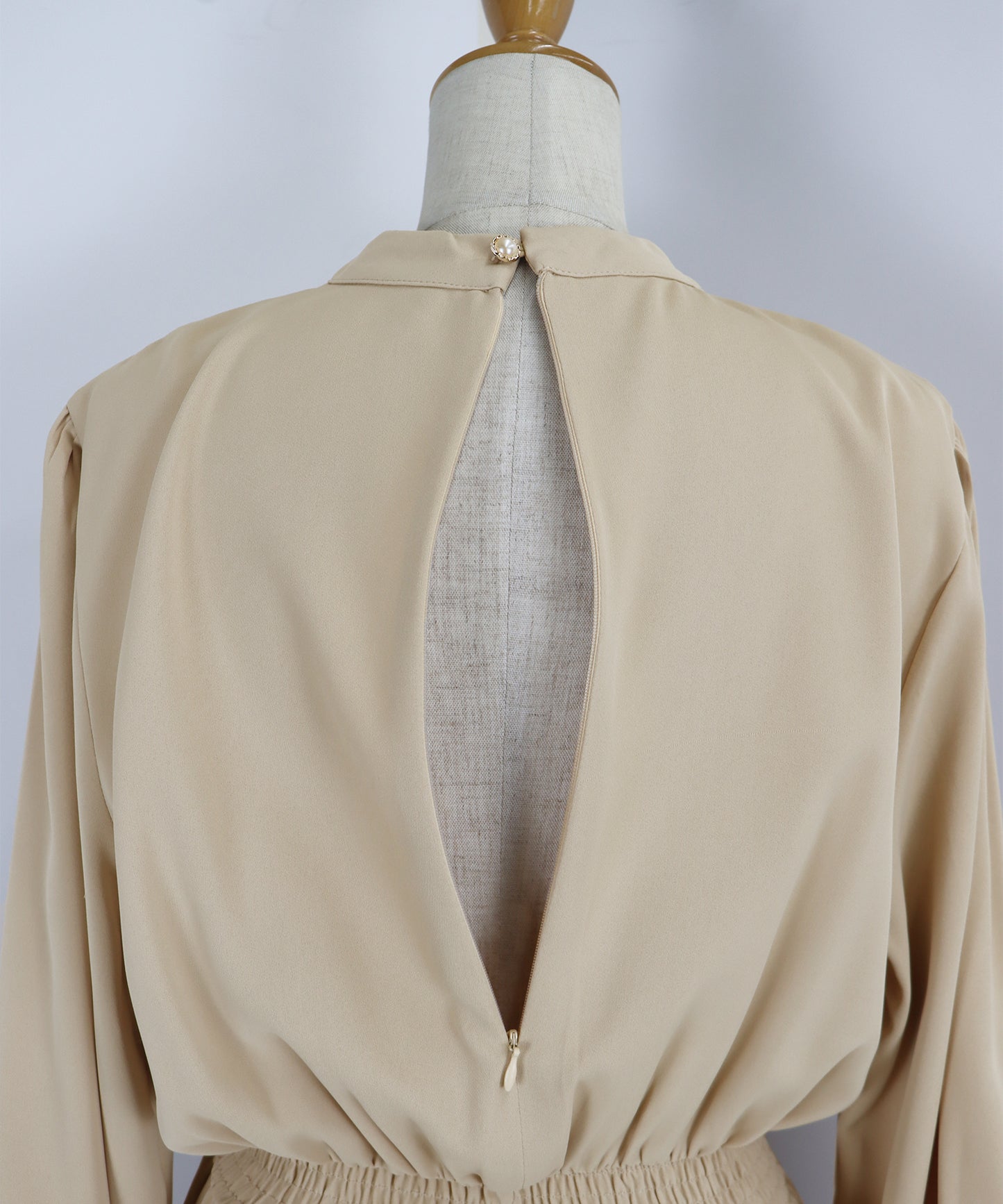 【SALE】パール付きスタンドカラーワンピース