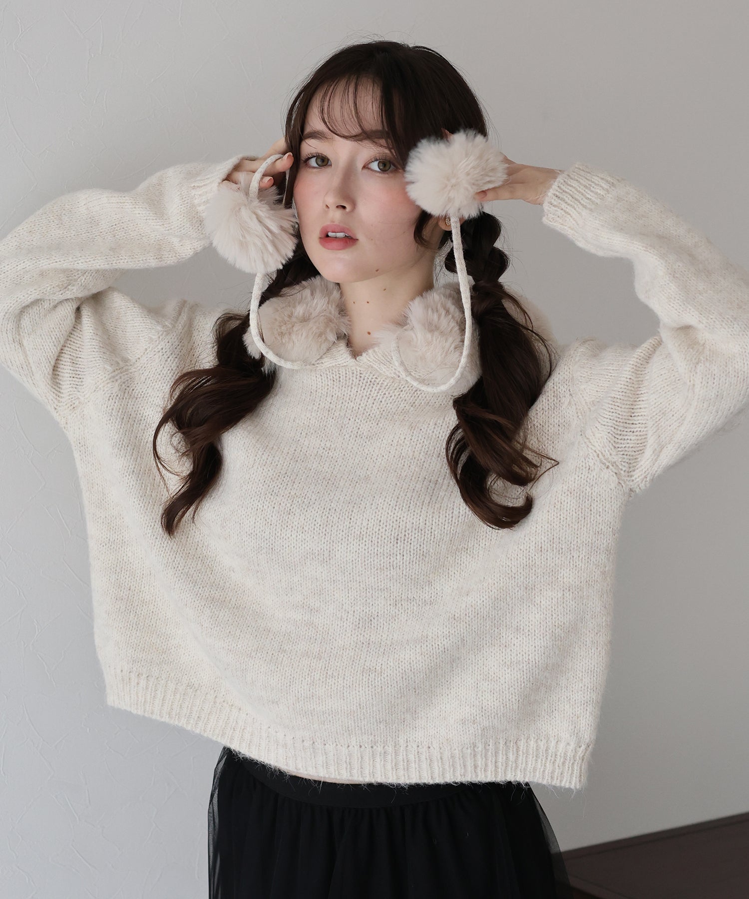 ポンポン付きファーフードニット – BLUE ONLINE