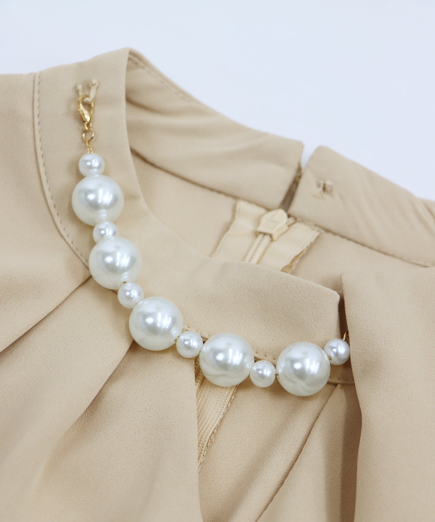 【SALE】パール付きスタンドカラーワンピース