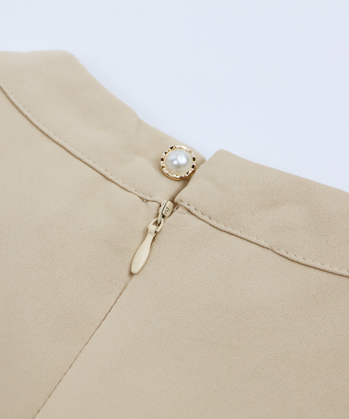 【SALE】パール付きスタンドカラーワンピース