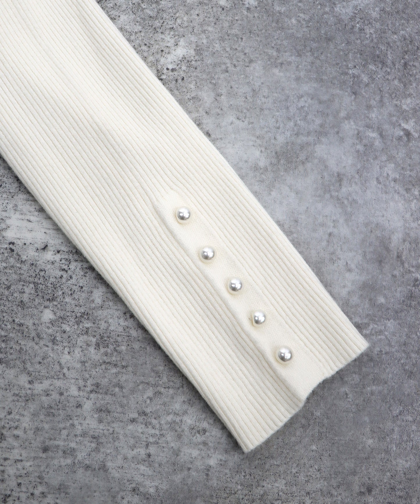 【TIME SALE】袖パールボタンタートルネックニット