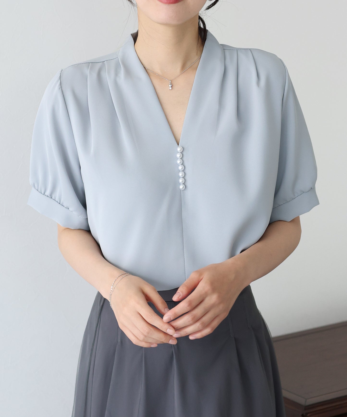 【SALE】パールラインVネックブラウス【ネコポス】
