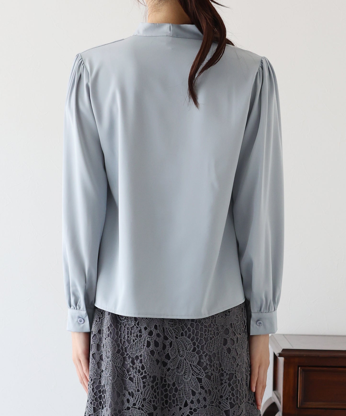 Vネックタックサテンブラウス【ネコポス】