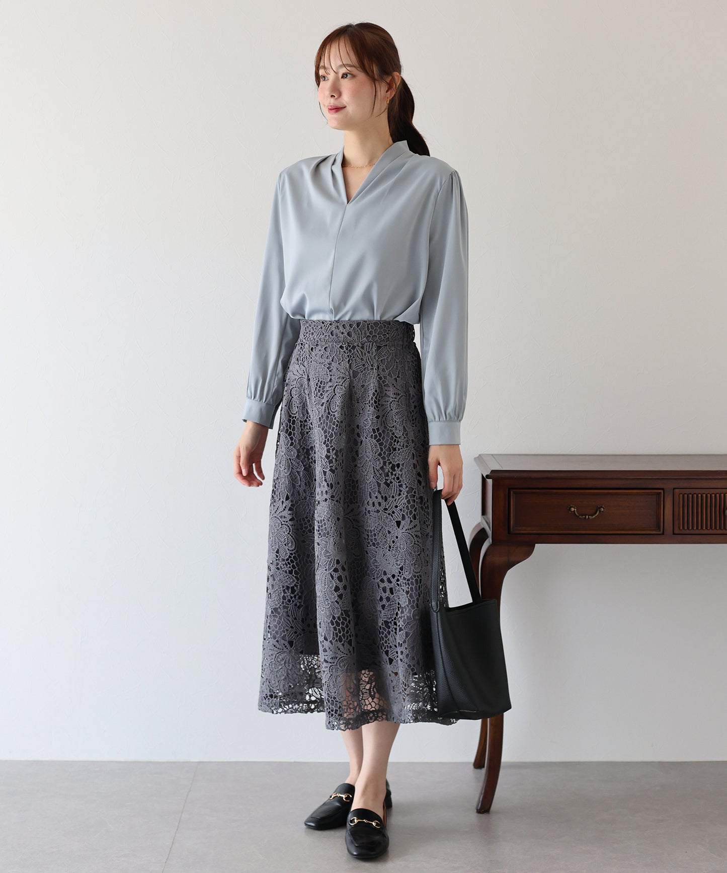 【早割5%OFF】Vネックタックサテンブラウス【ネコポス】