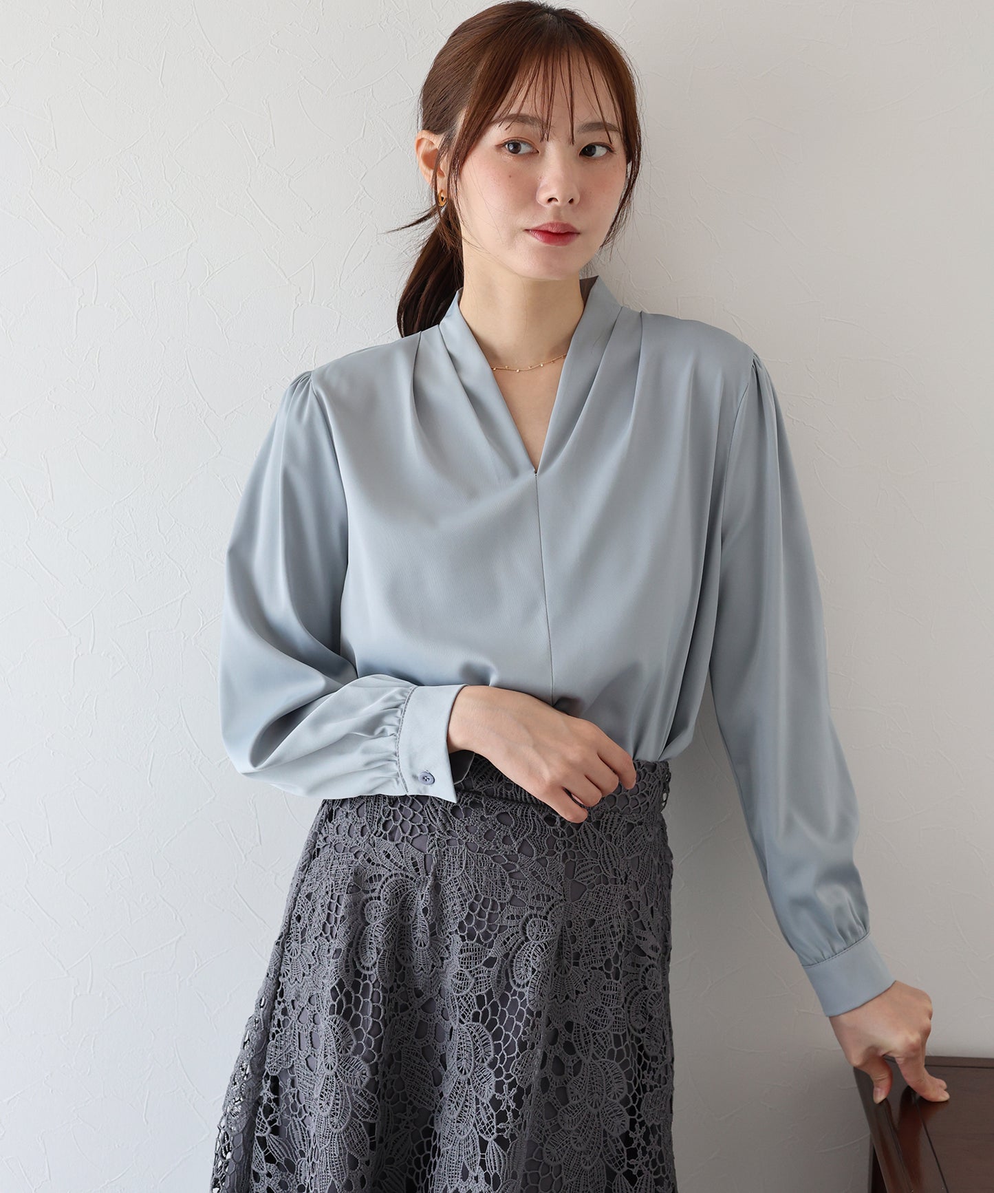 【早割5%OFF】Vネックタックサテンブラウス【ネコポス】