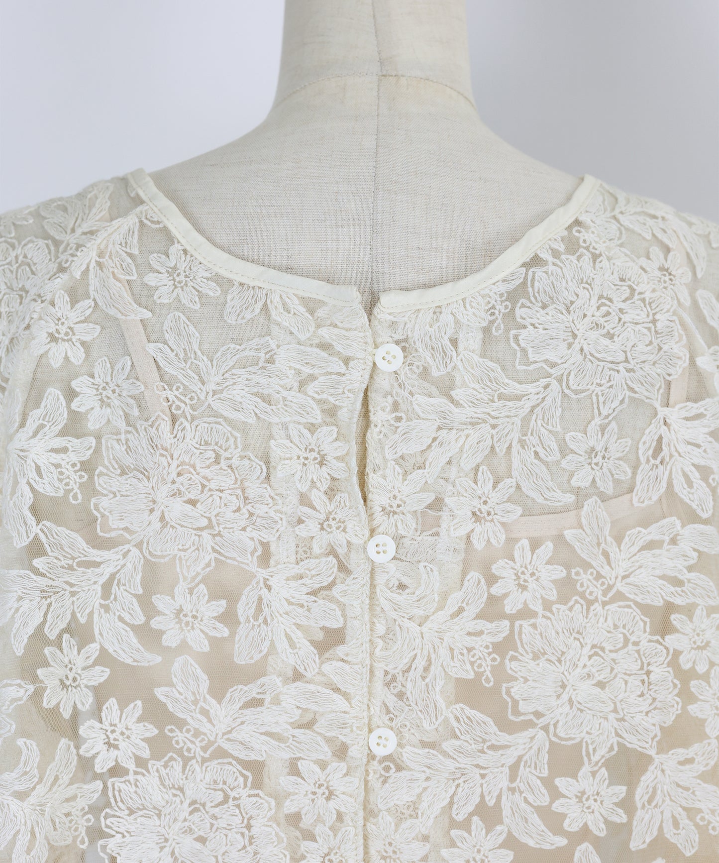 フレアースリーブ刺繍レースブラウス