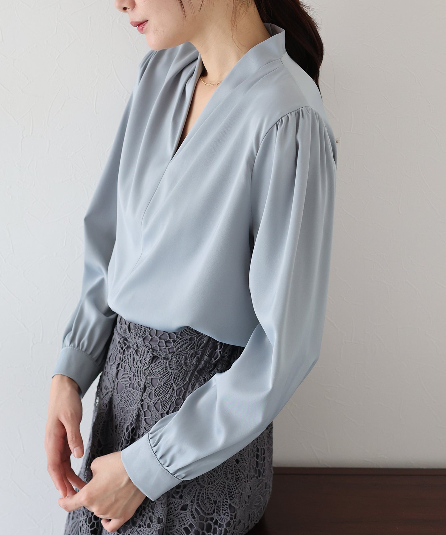 【早割5%OFF】Vネックタックサテンブラウス【ネコポス】