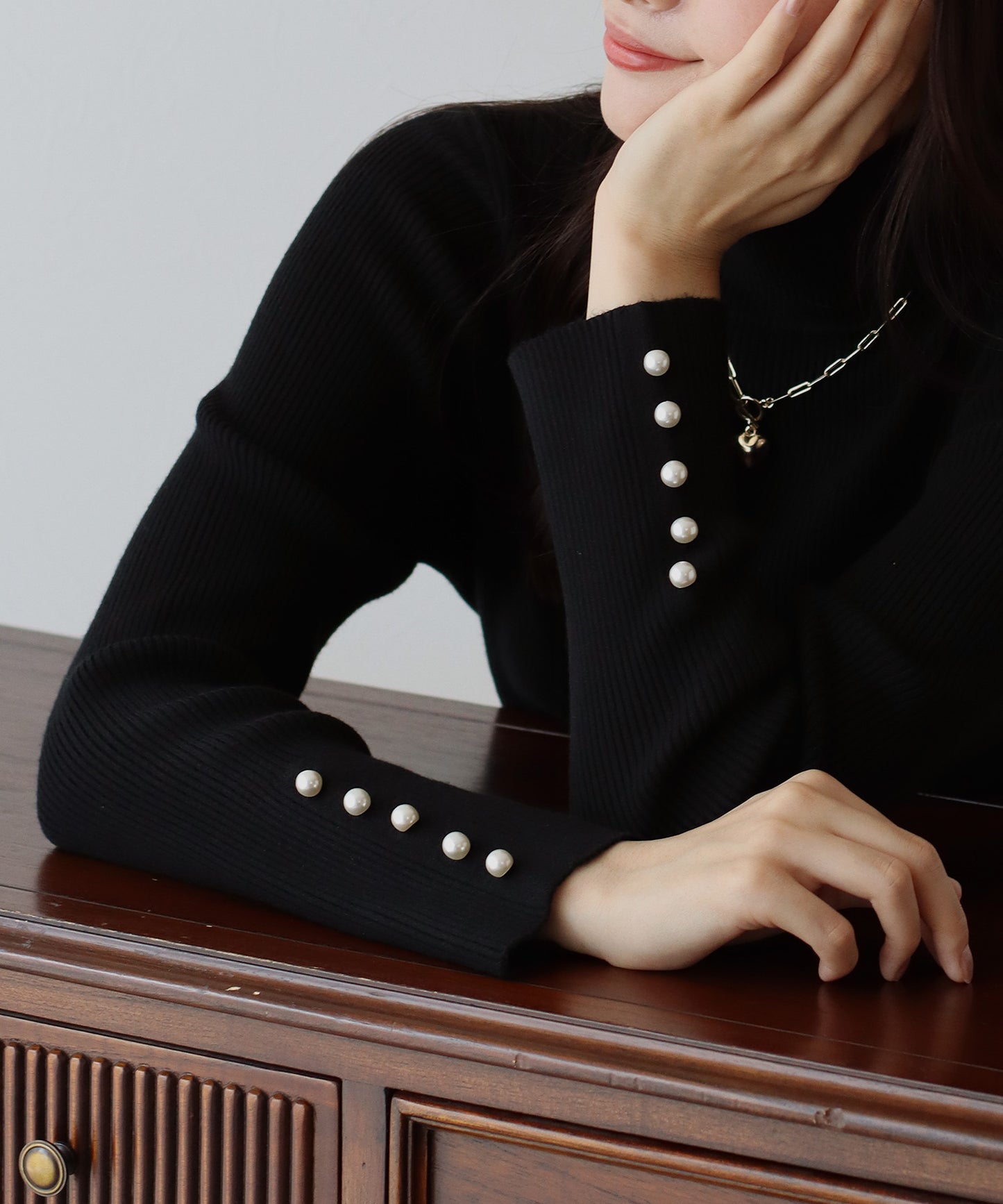 【TIME SALE】袖パールボタンタートルネックニット