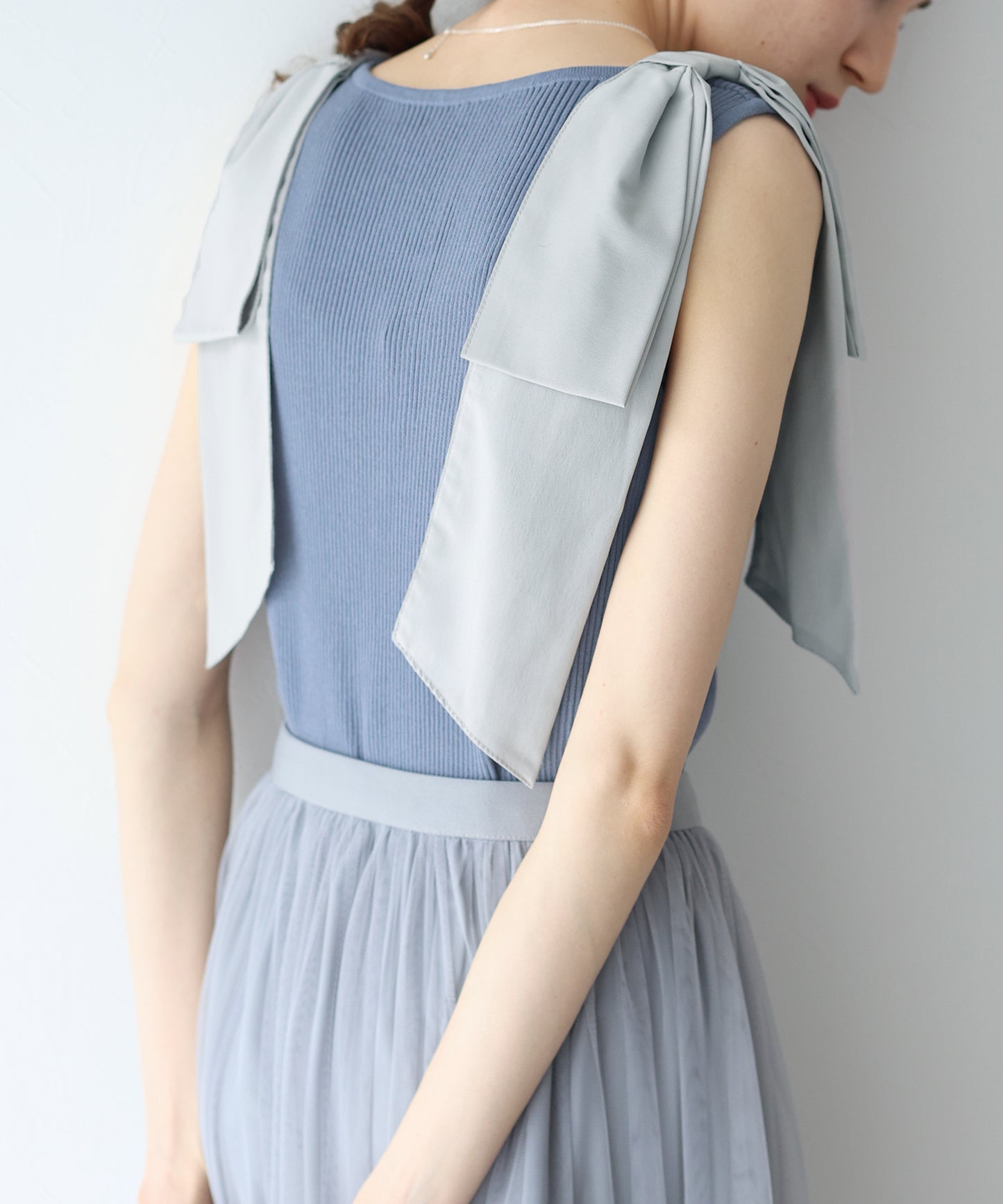 【SALE】ショルダーリボンノースリリブニット