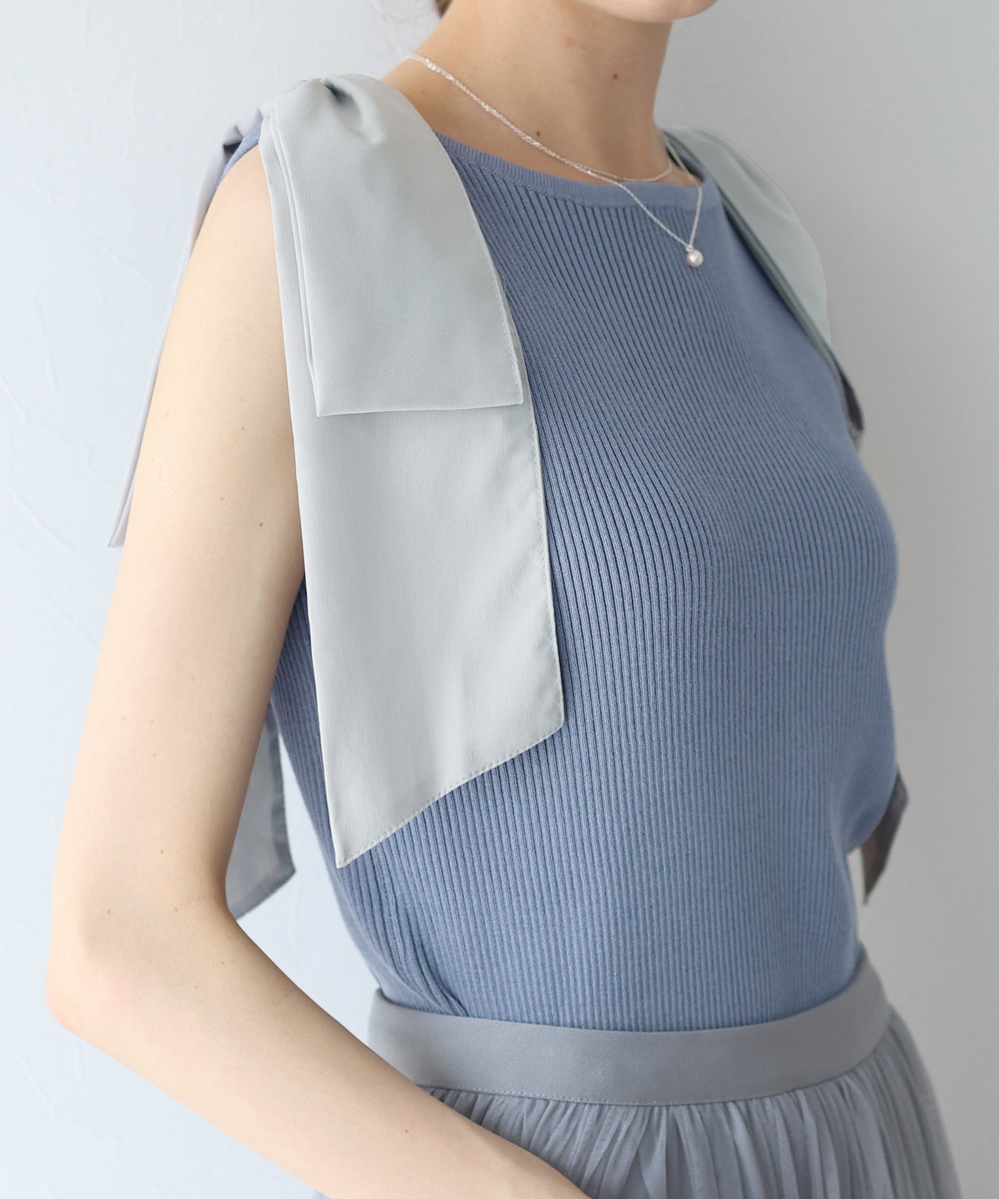 【SALE】ショルダーリボンノースリリブニット