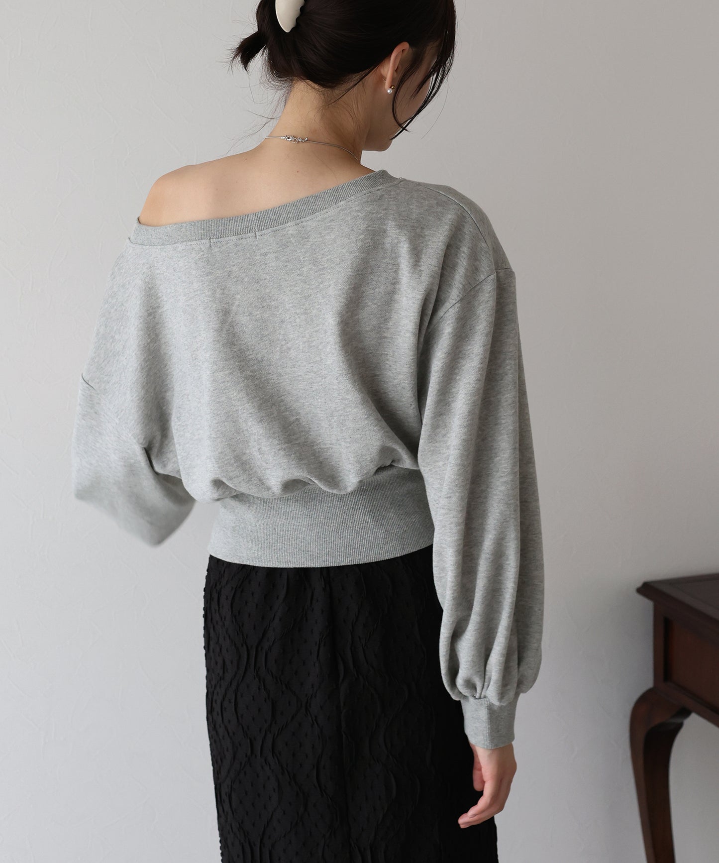 オフショルダースウェット