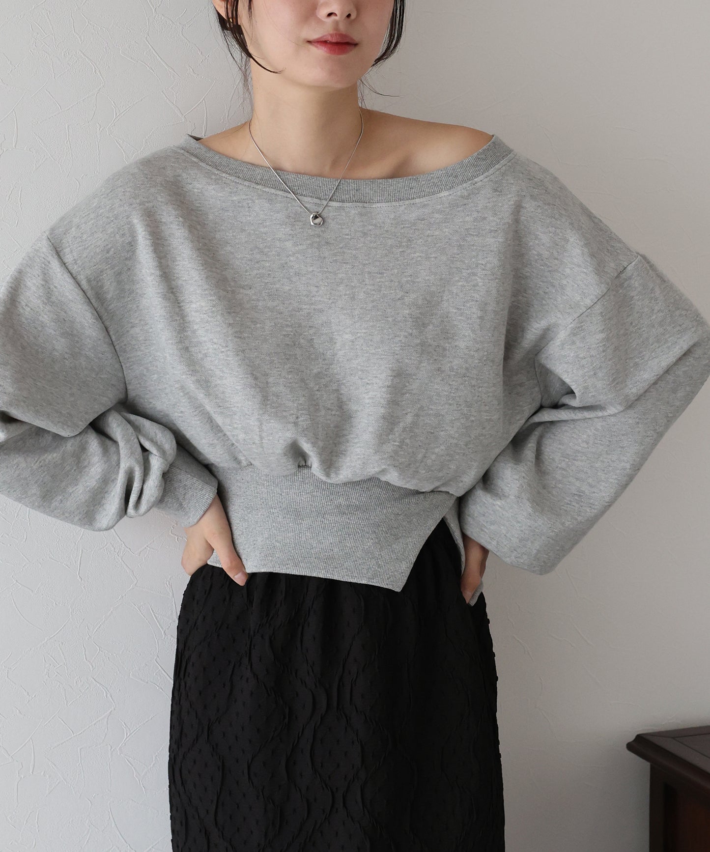 オフショルダースウェット