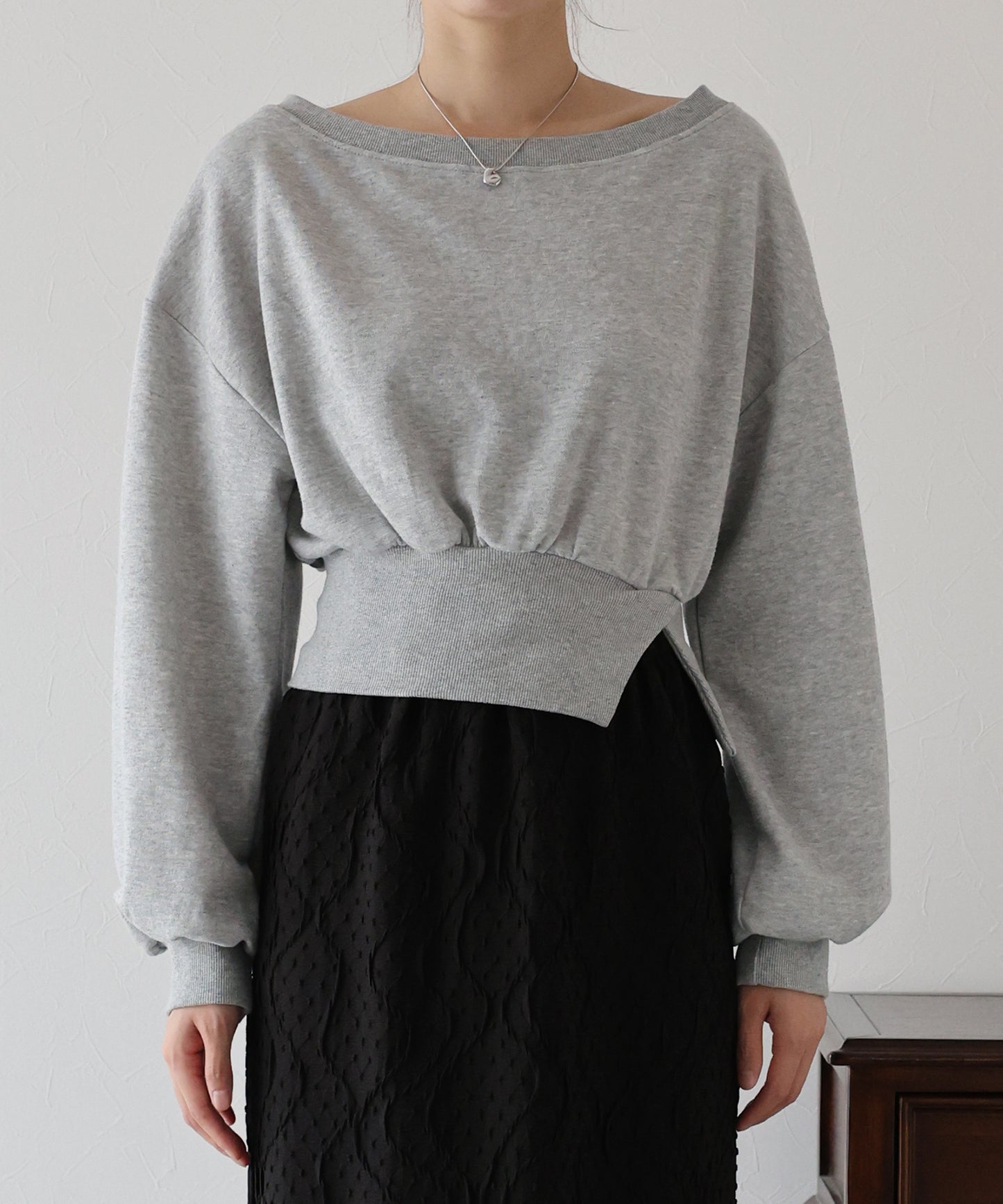 オフショルダースウェット