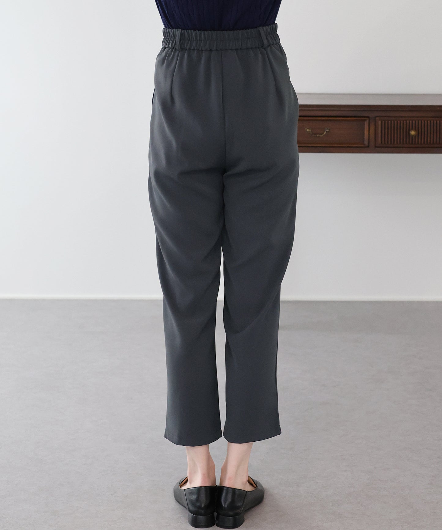 スリムテーパードパンツ