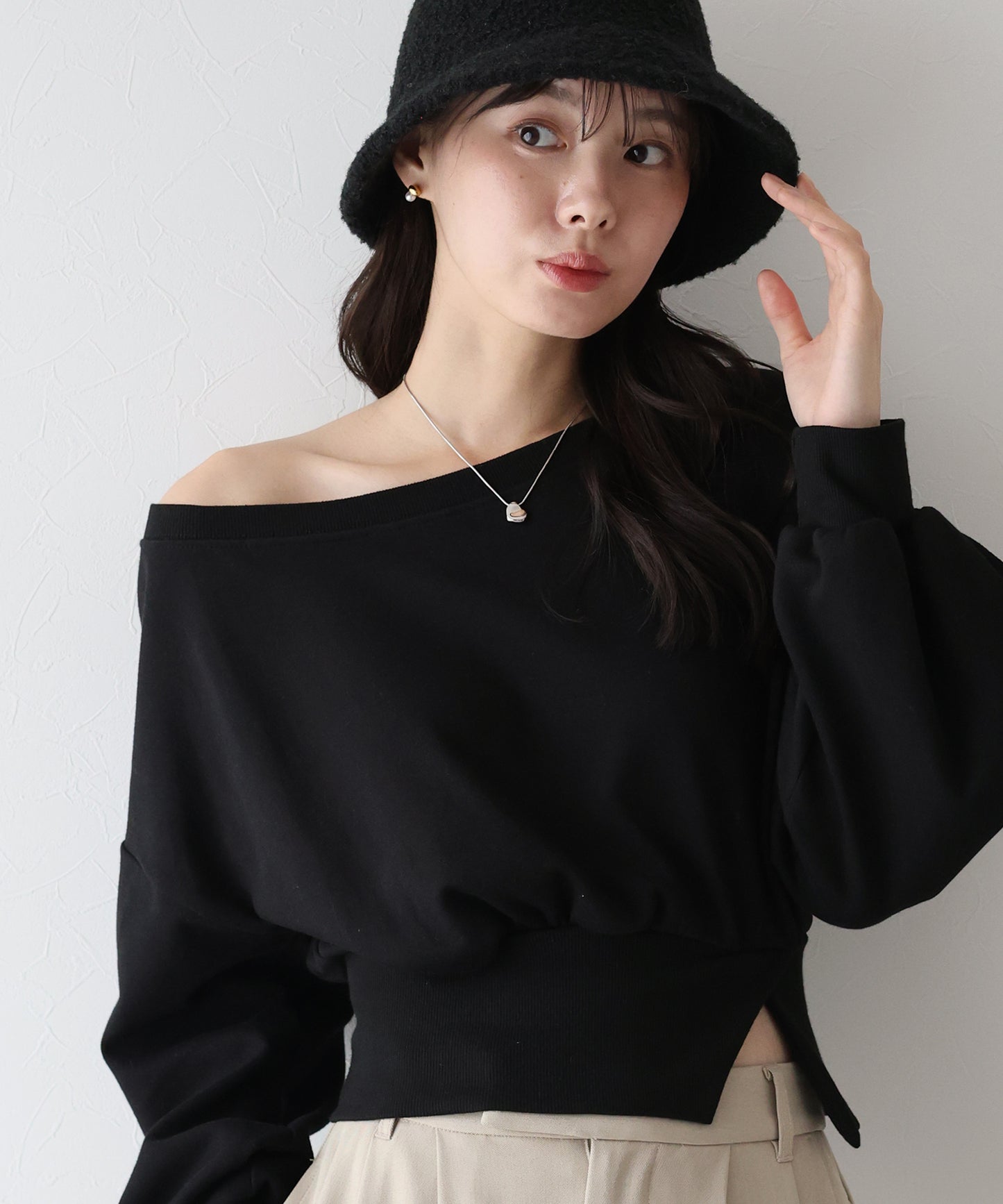 オフショルダースウェット