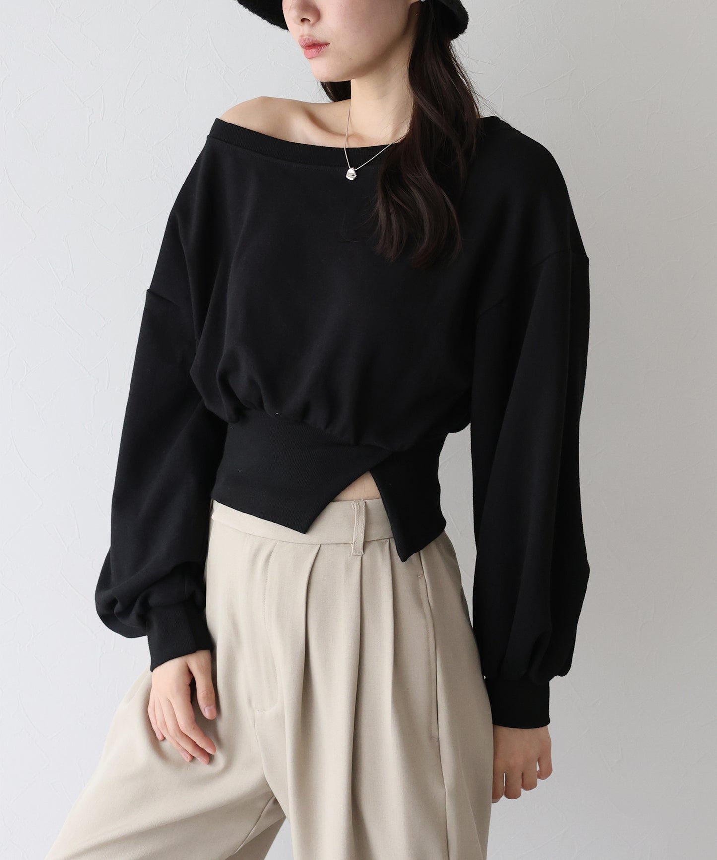 オフショルダースウェット
