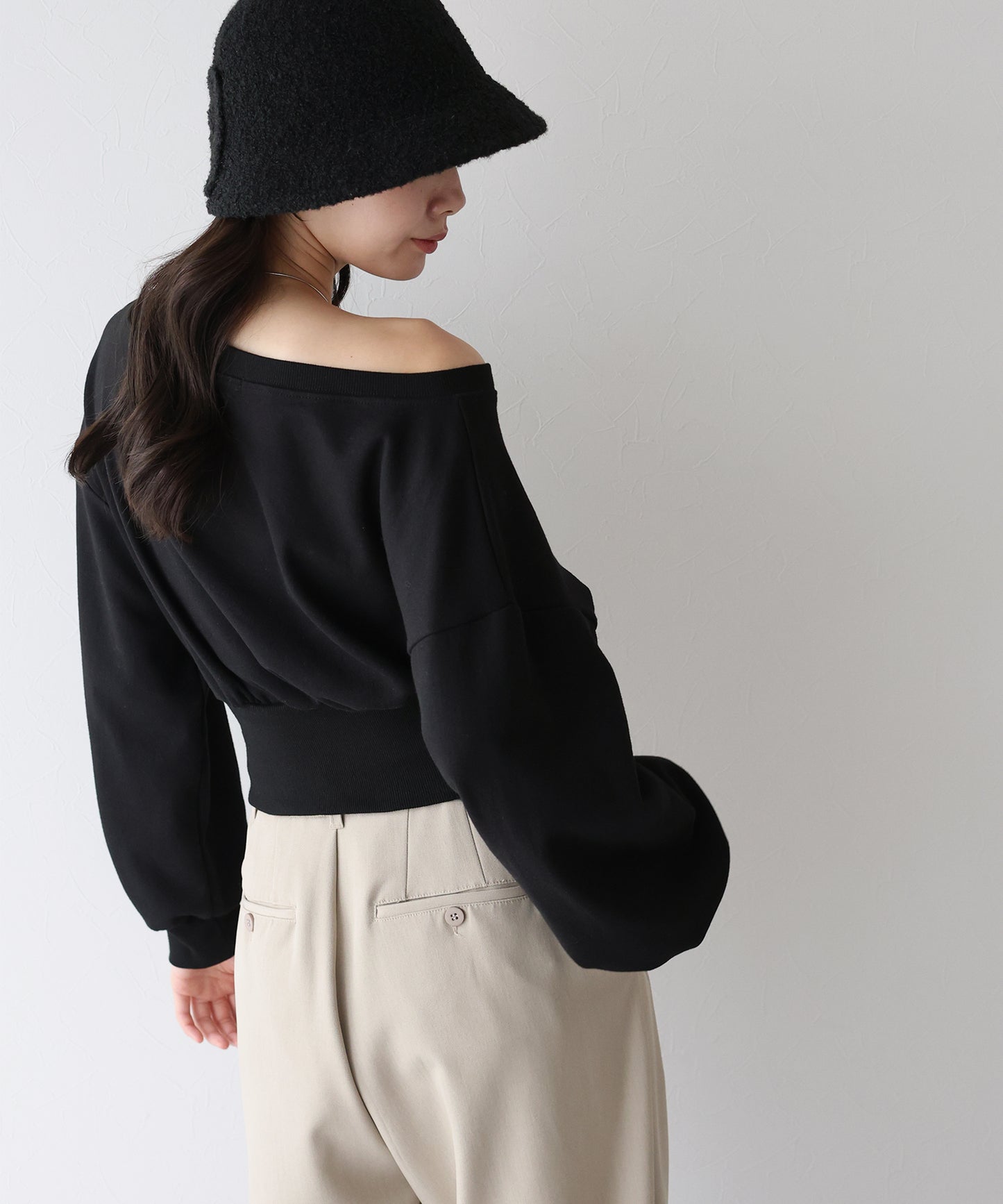 オフショルダースウェット