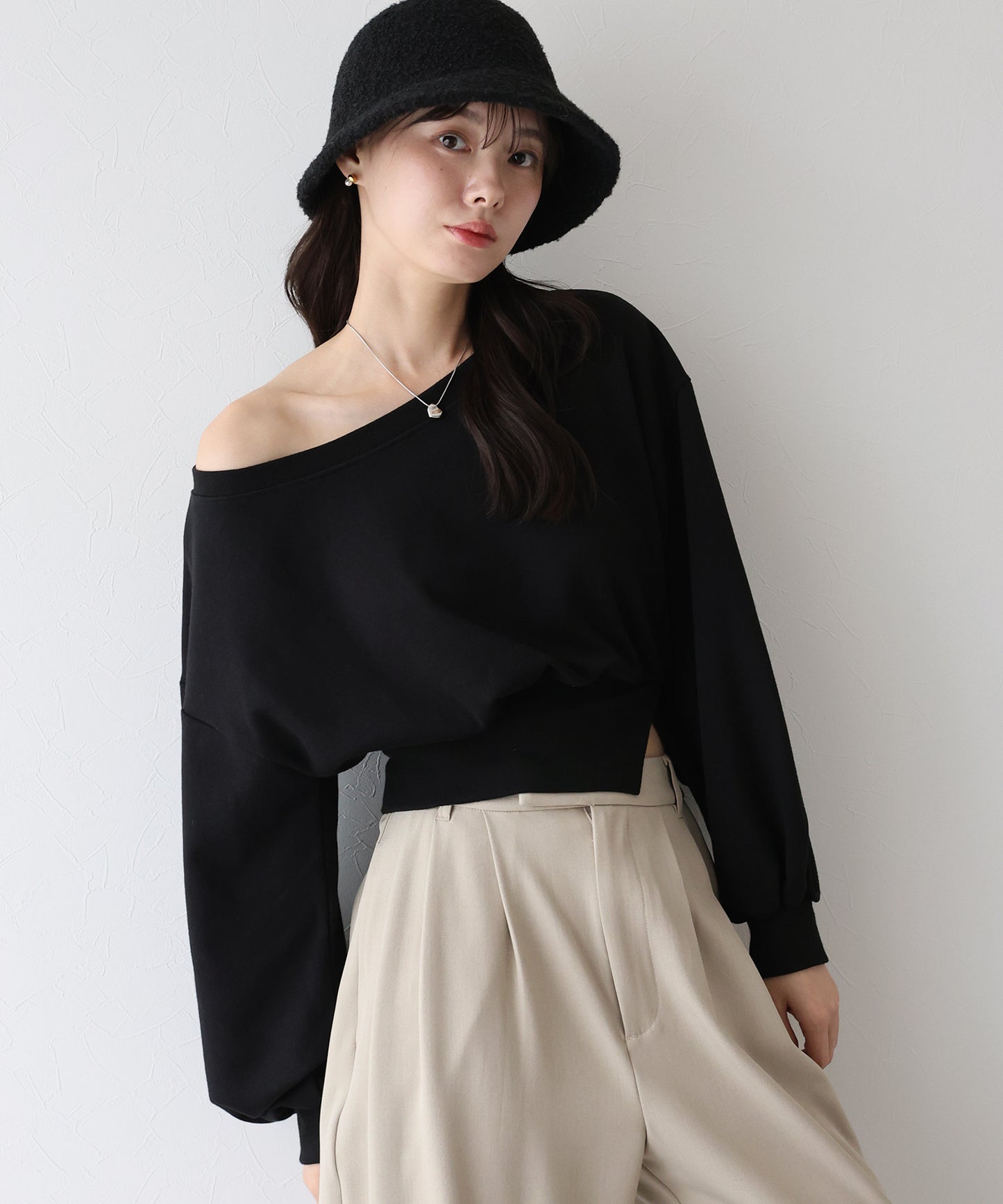 オフショルダースウェット