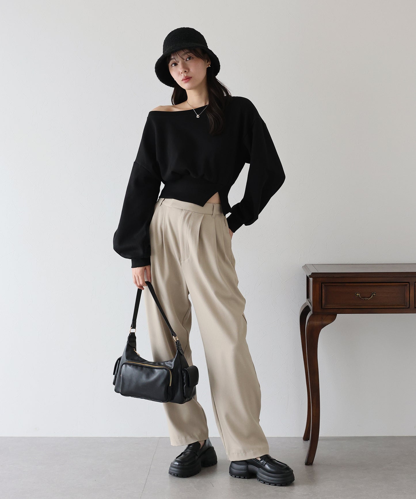 オフショルダースウェット