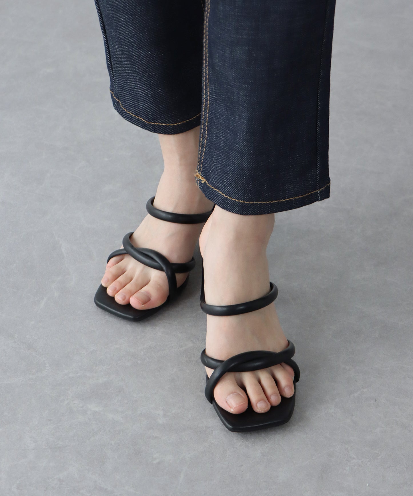 라인 크로스 힐 샌들