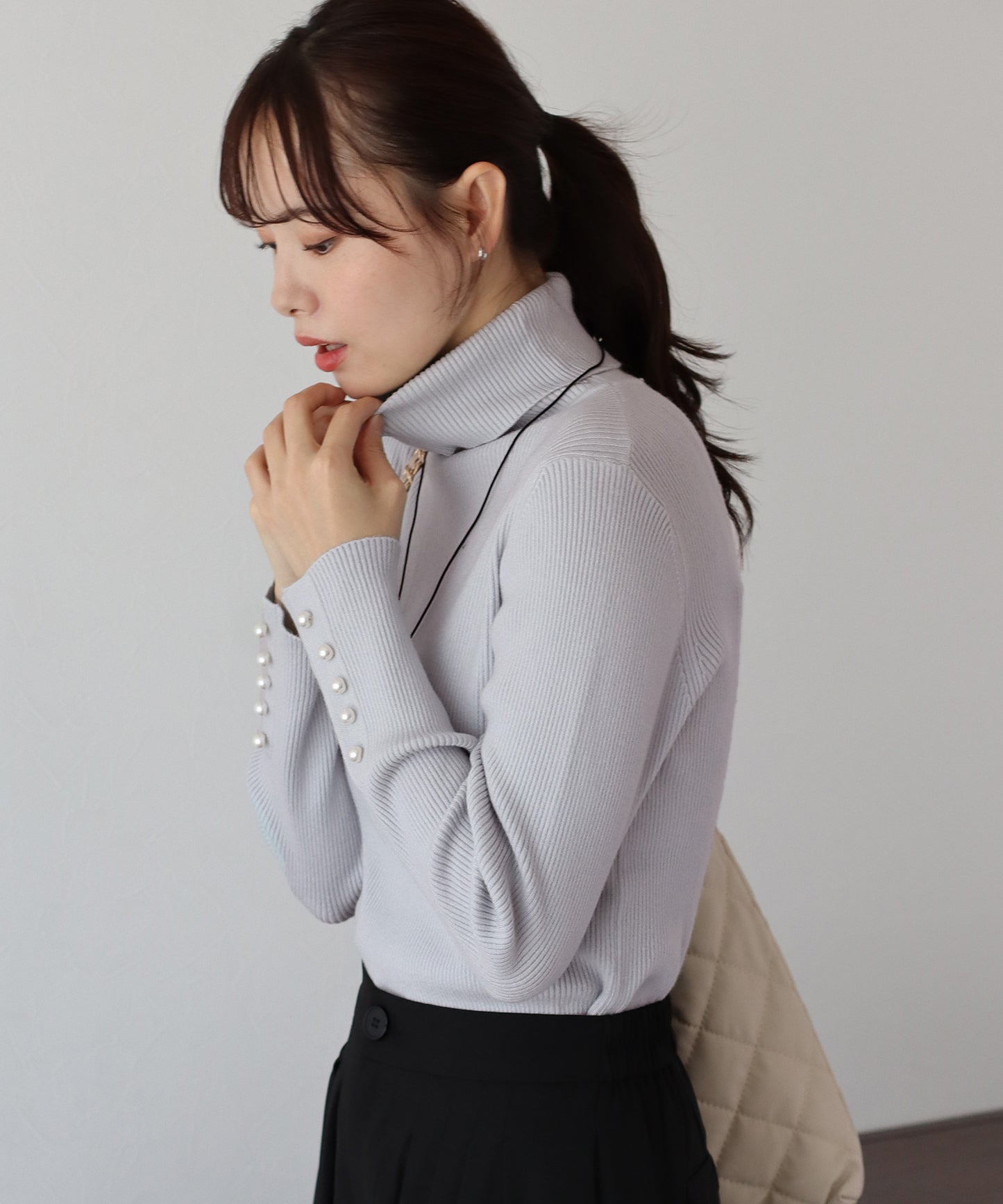 【TIME SALE】袖パールボタンタートルネックニット