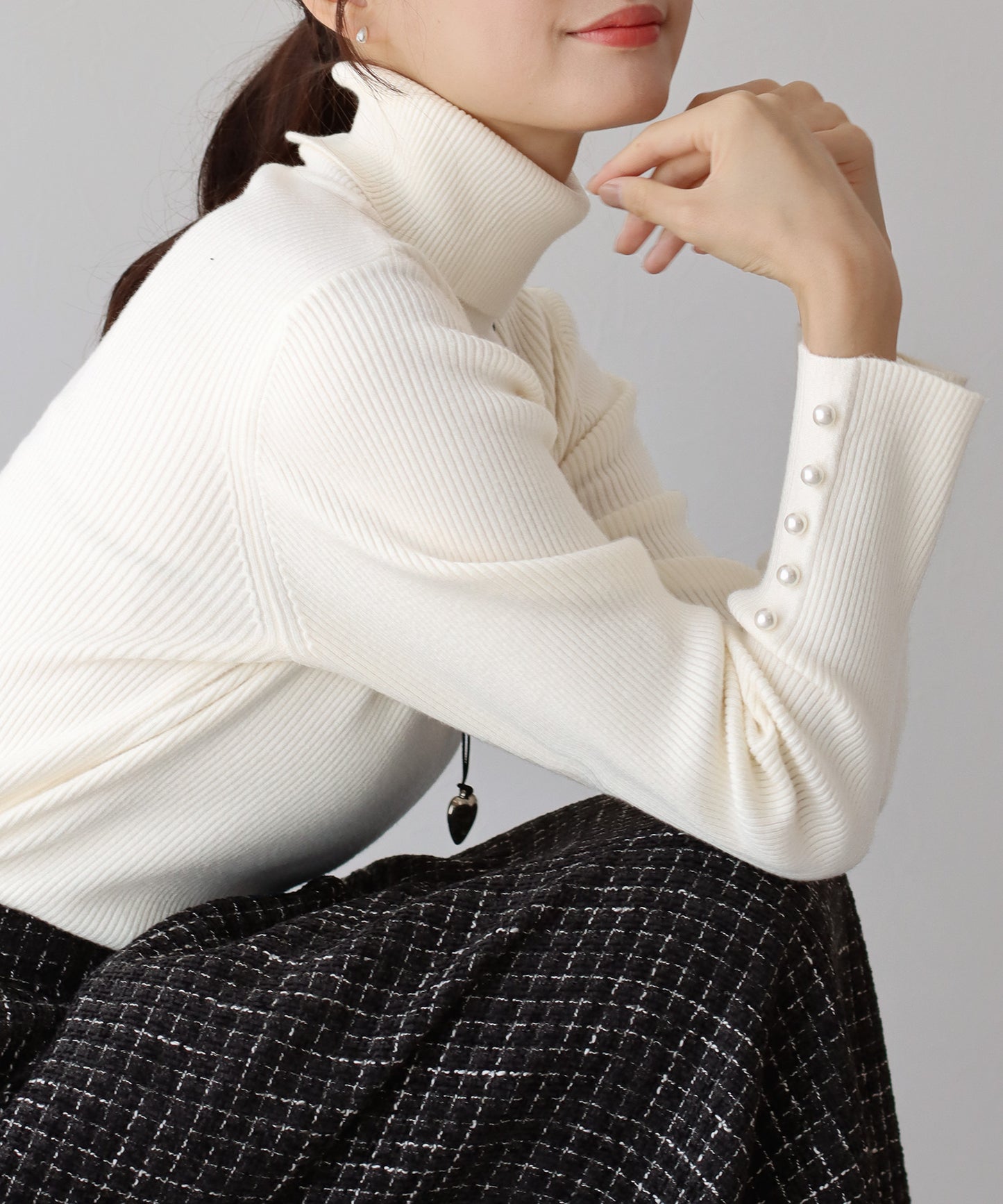 【TIME SALE】袖パールボタンタートルネックニット