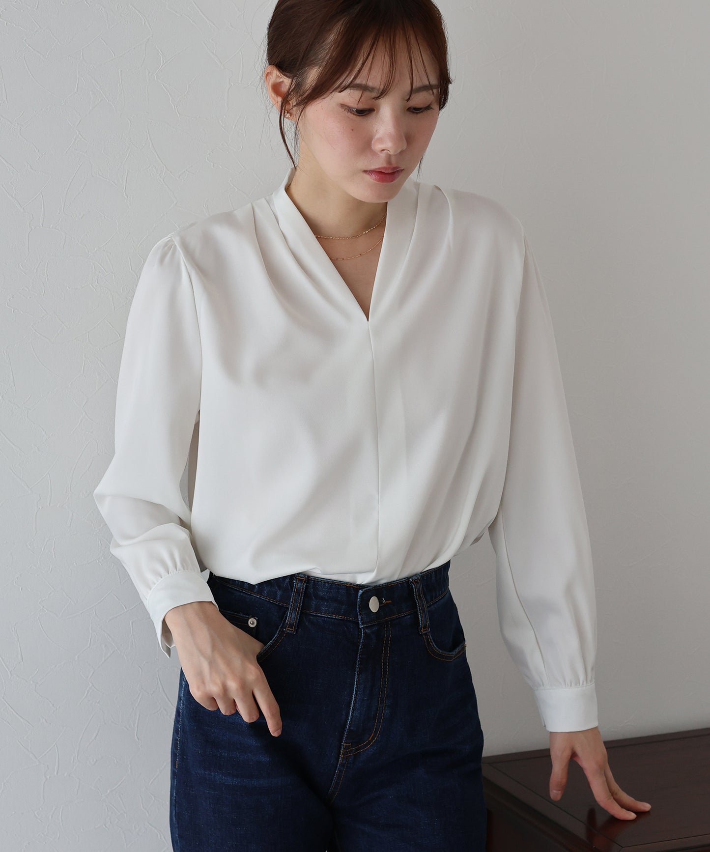 【早割5%OFF】Vネックタックサテンブラウス【ネコポス】