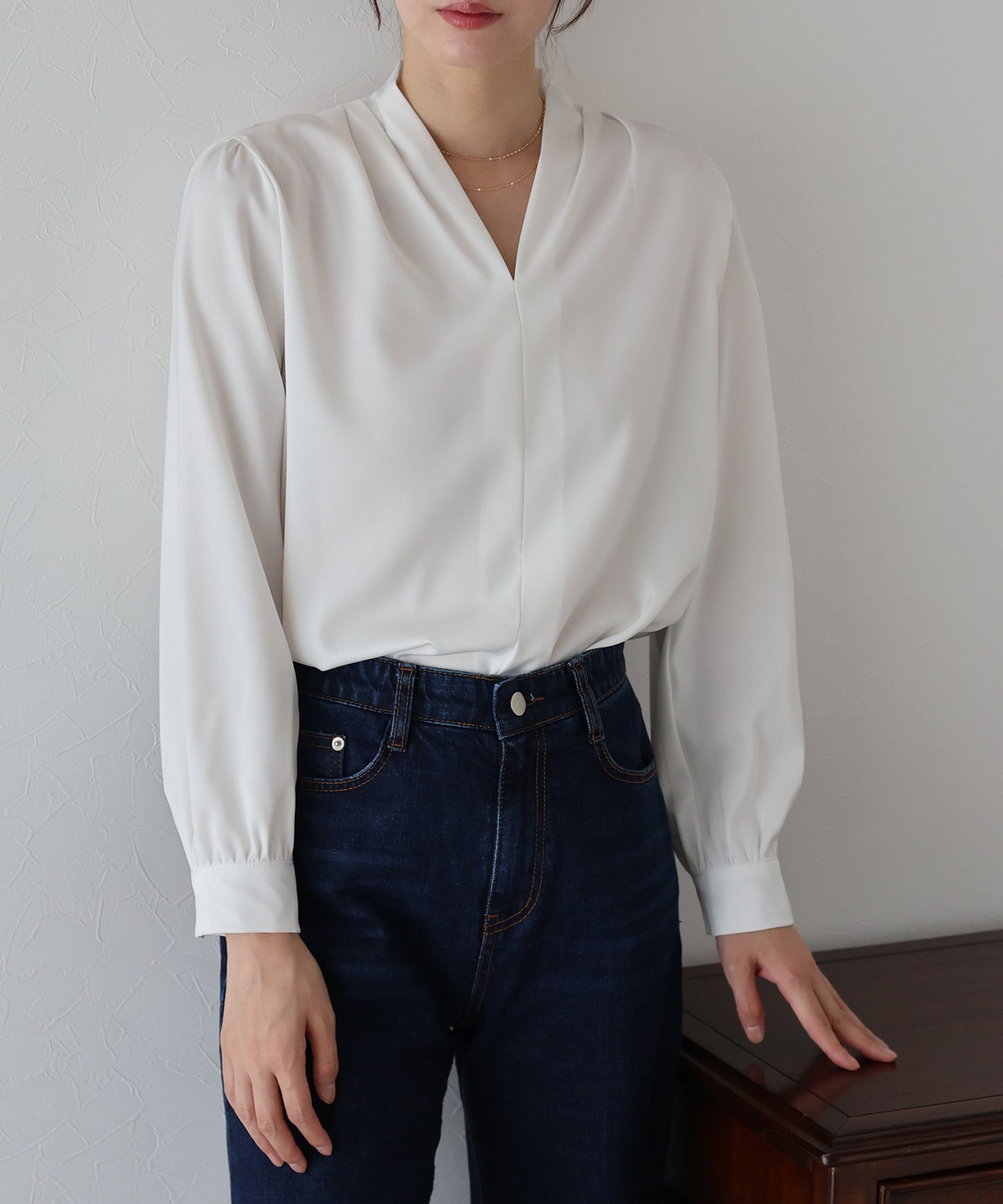 【早割5%OFF】Vネックタックサテンブラウス【ネコポス】