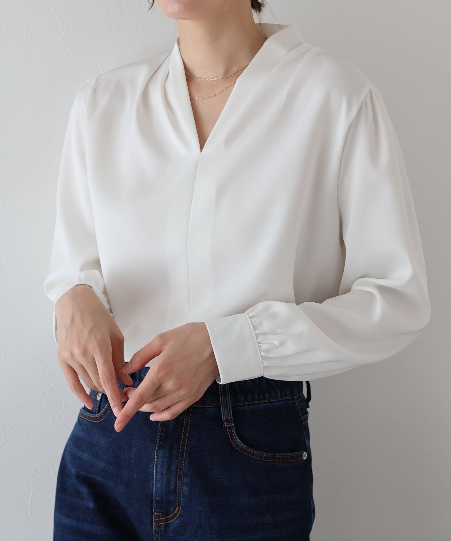 【早割5%OFF】Vネックタックサテンブラウス【ネコポス】