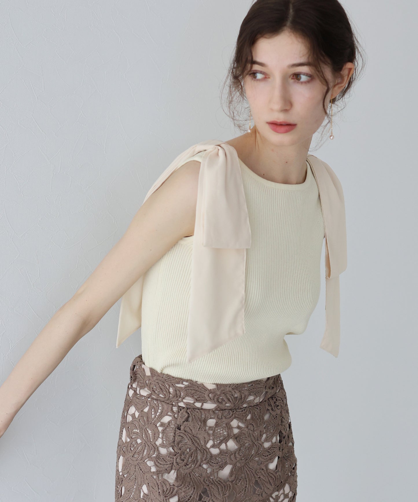 【SALE】ショルダーリボンノースリリブニット
