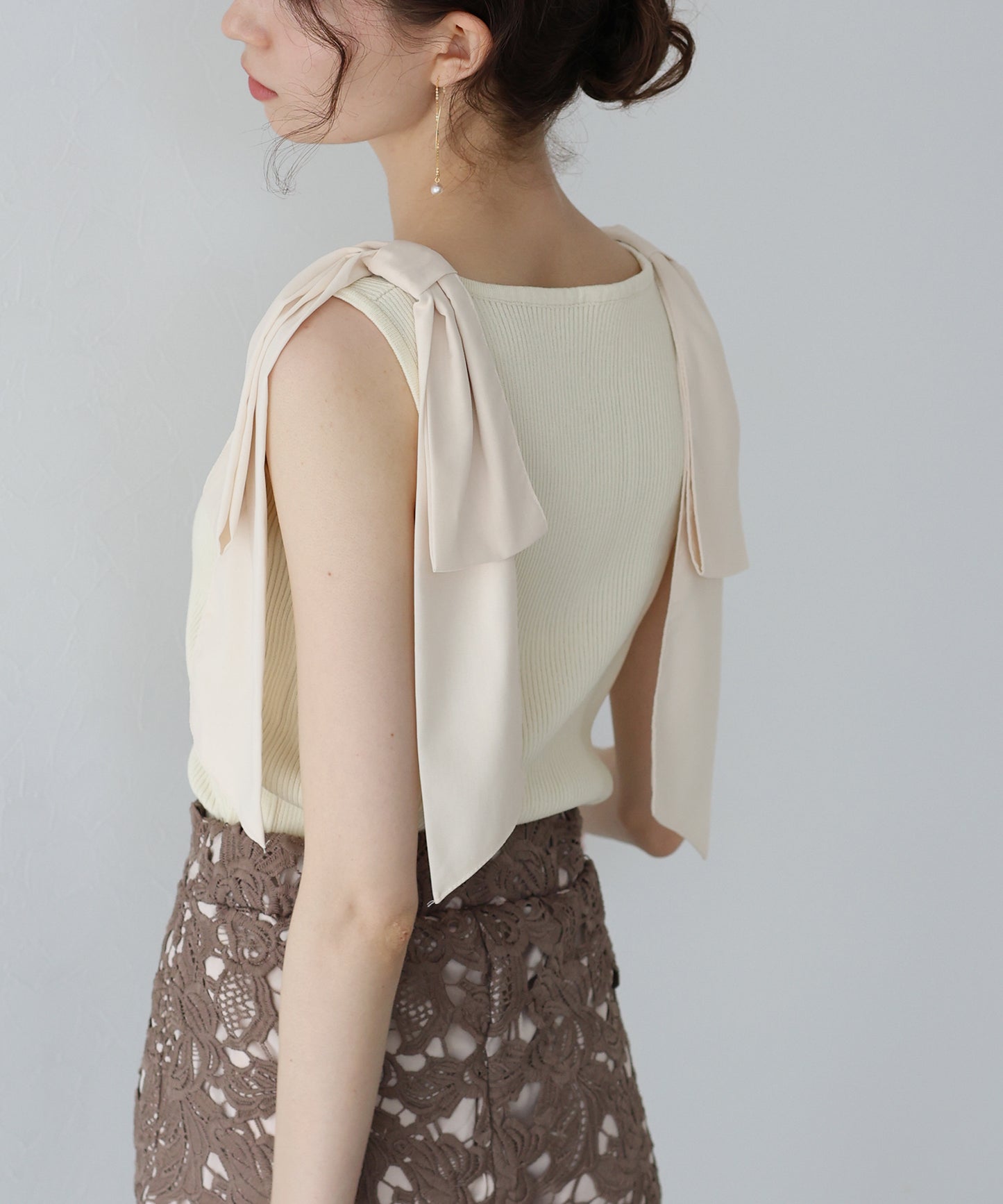 【SALE】ショルダーリボンノースリリブニット