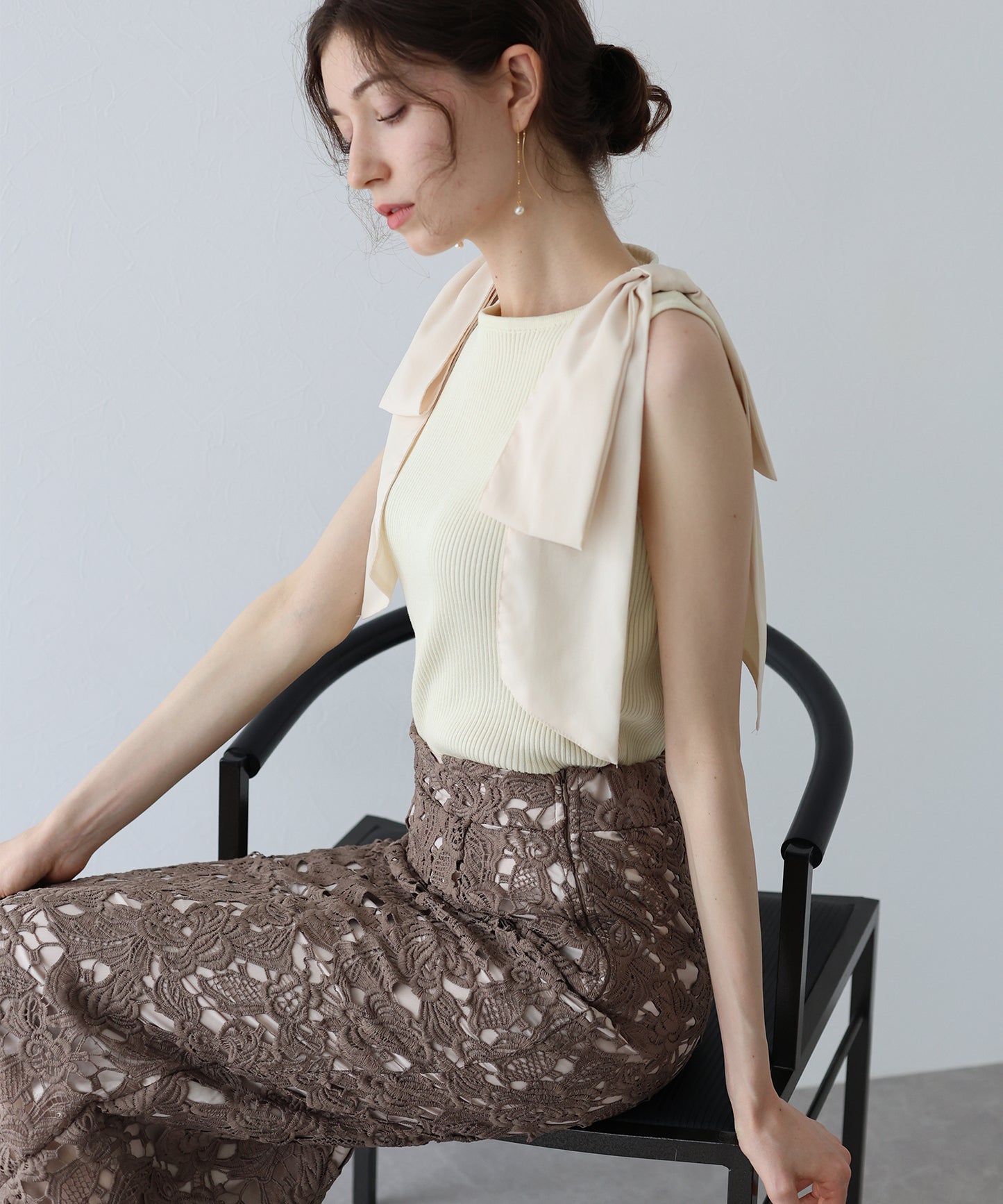 【SALE】ショルダーリボンノースリリブニット