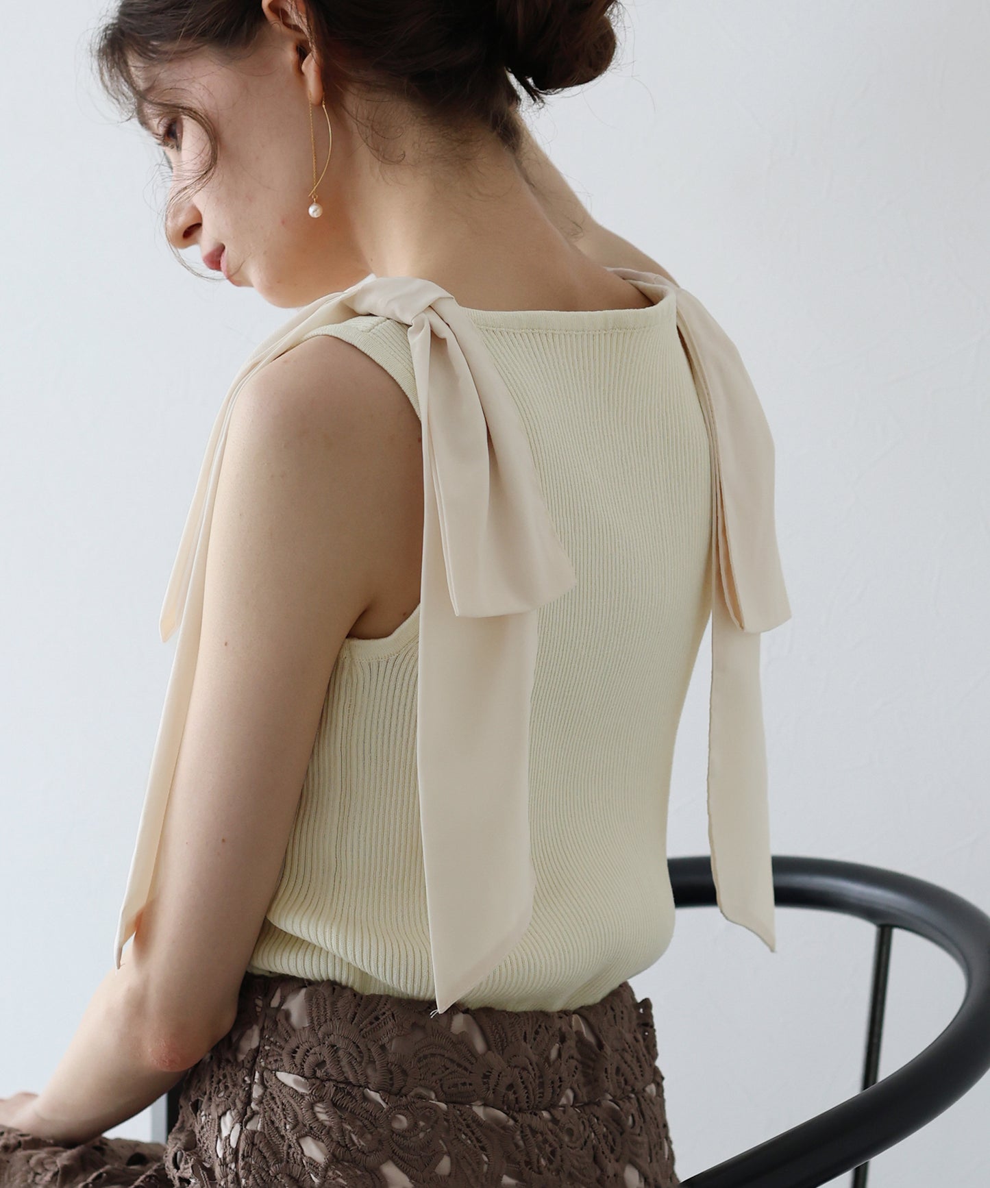 【SALE】ショルダーリボンノースリリブニット