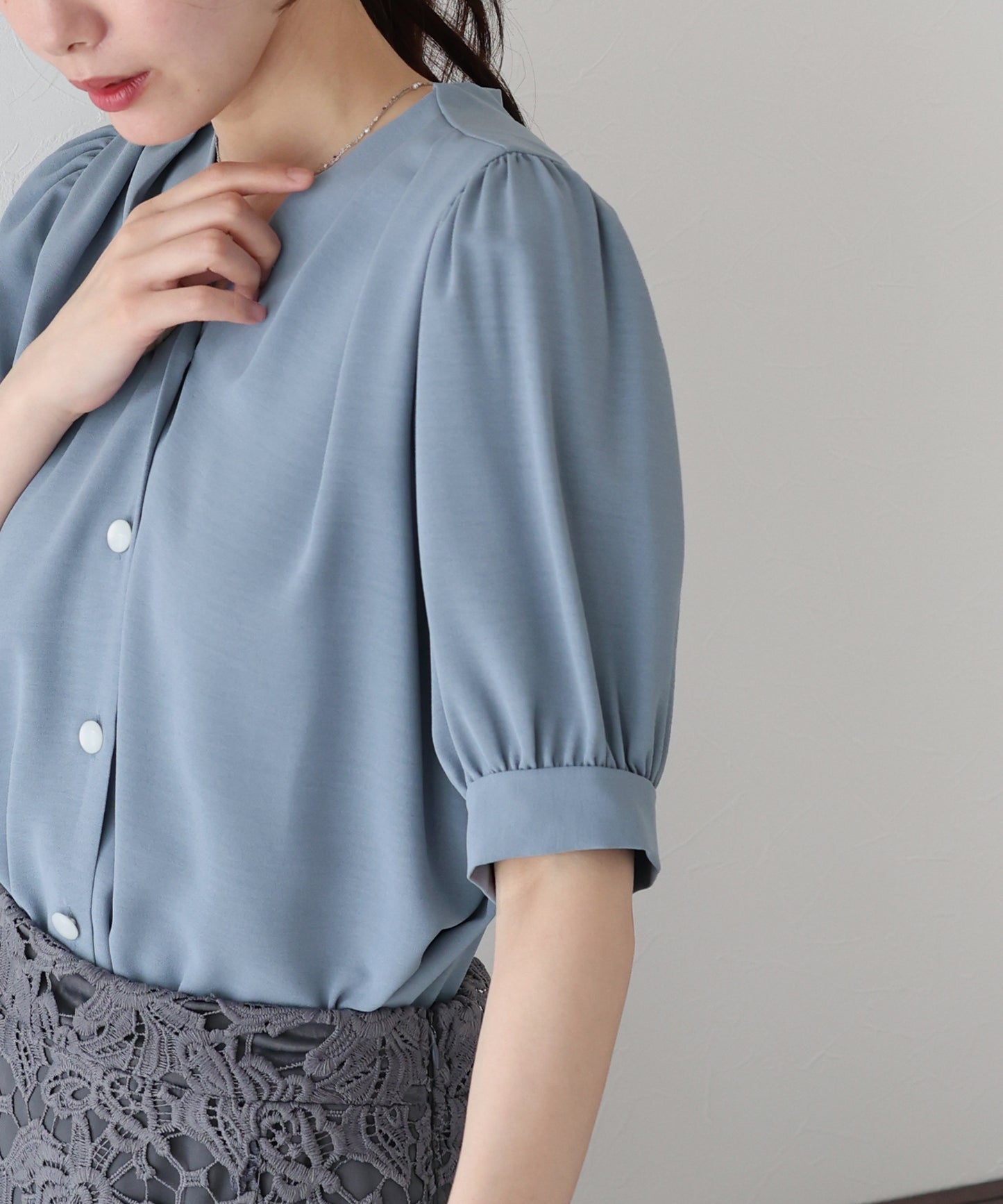 펄 도트 버튼 블라우스