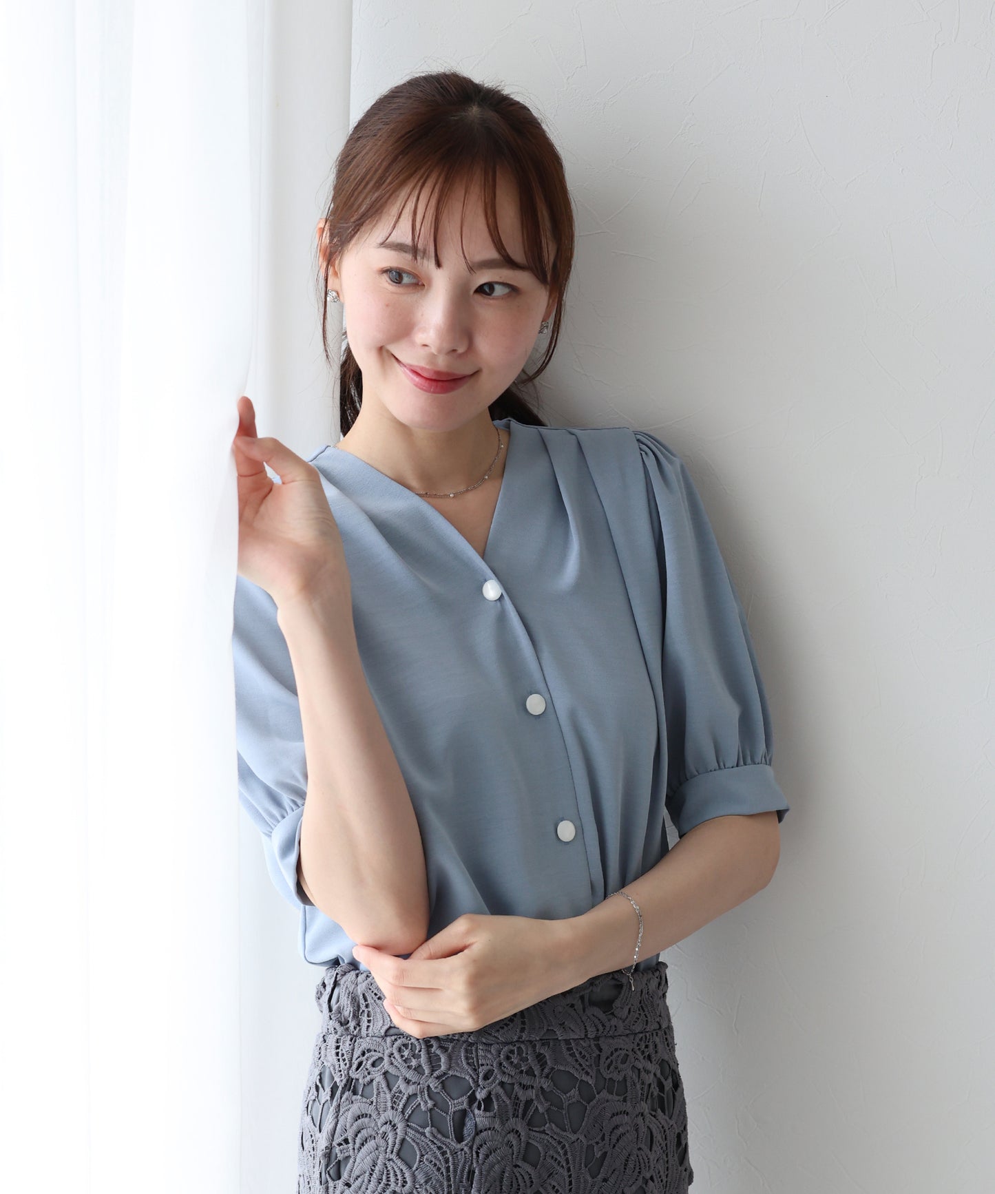 펄 도트 버튼 블라우스