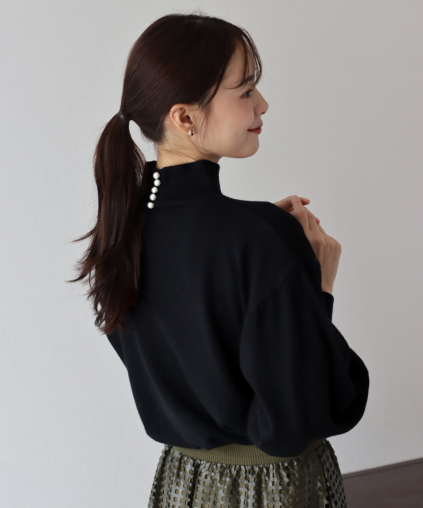 【SALE】バックパールボリューム袖ニット