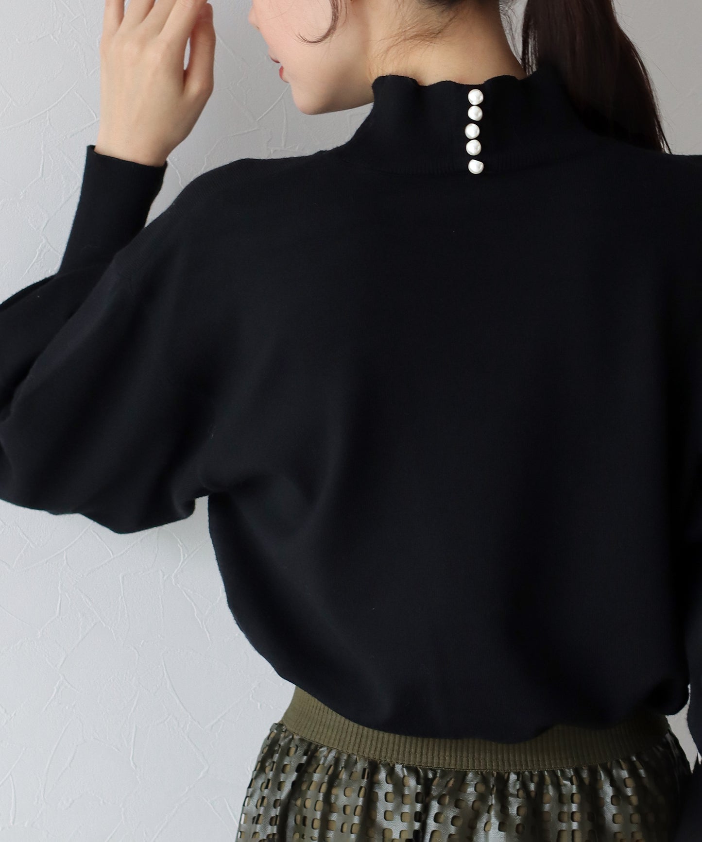 【SALE】バックパールボリューム袖ニット