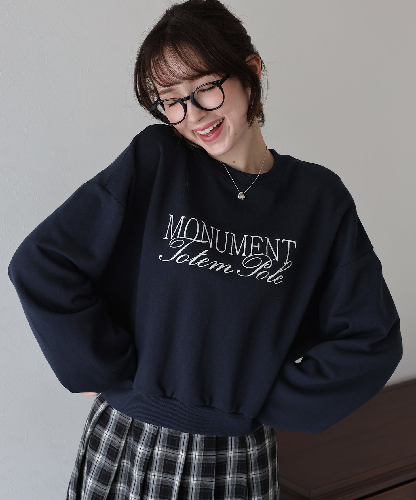 【早割5%OFF】レタリング刺繍ショート丈スウェット